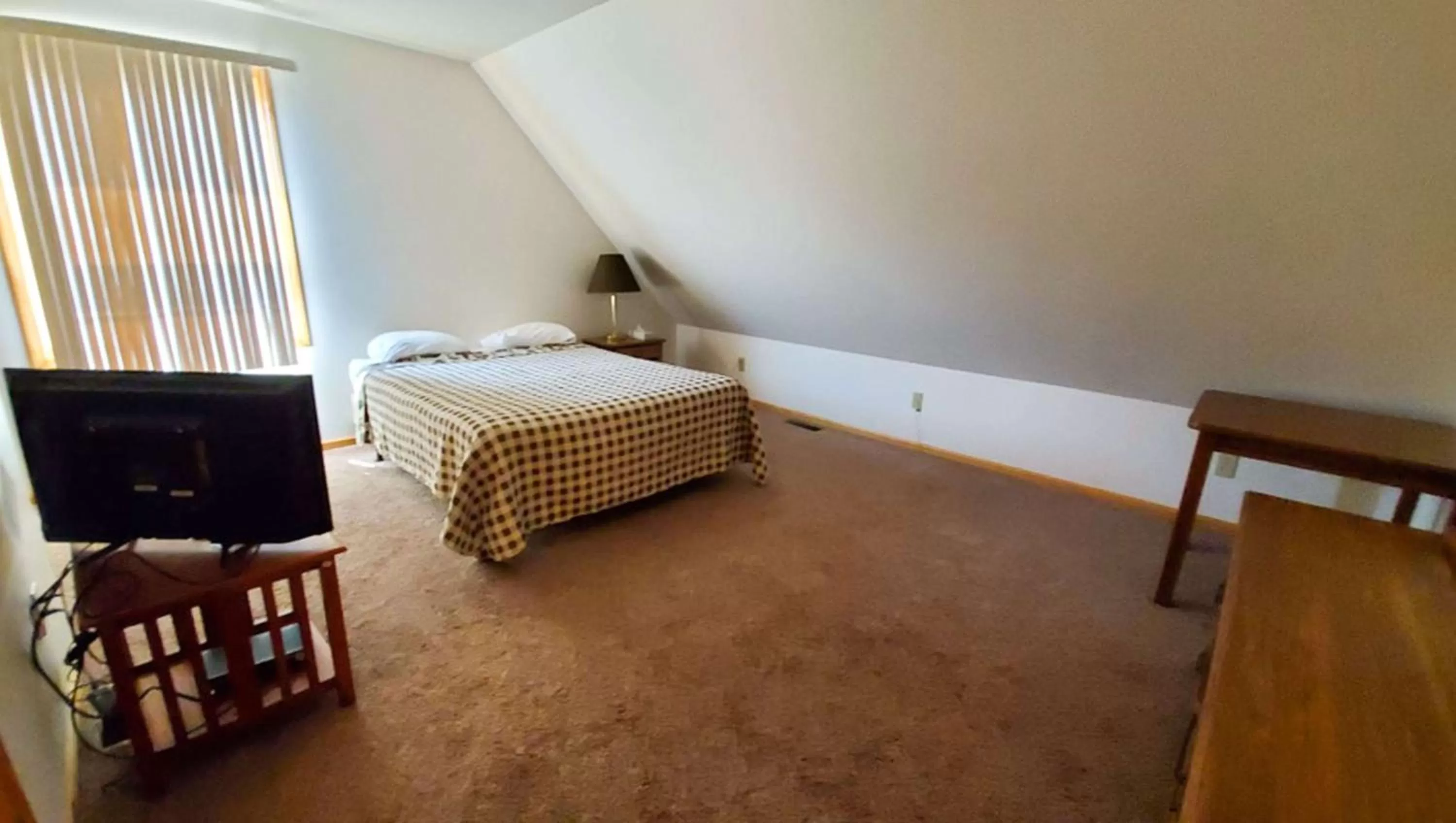 Photo of the whole room, Bed in Jasper Ridge Inn Ishpeming