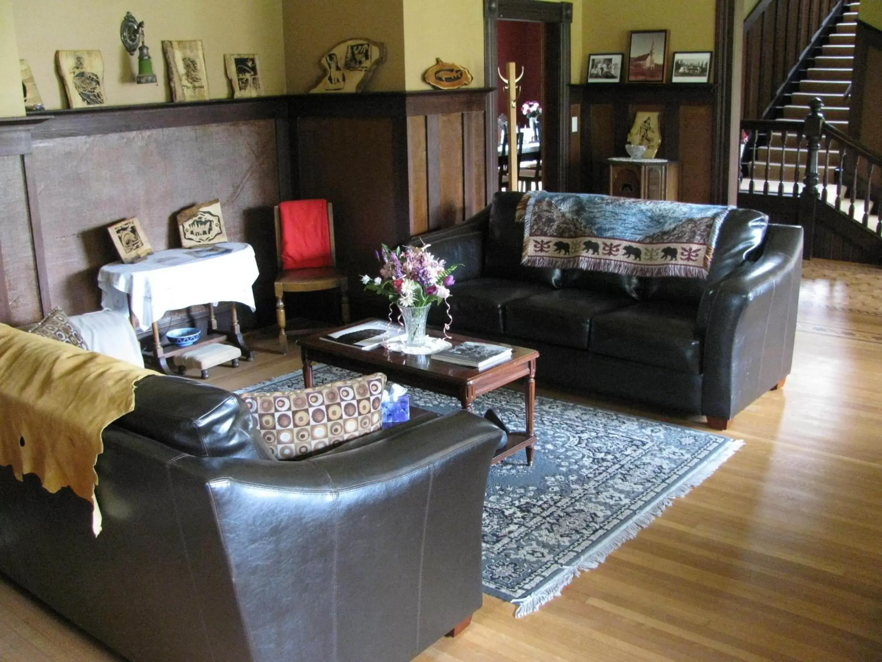 Library, Lobby/Reception in Sasquatch Crossing Eco Lodge B&B