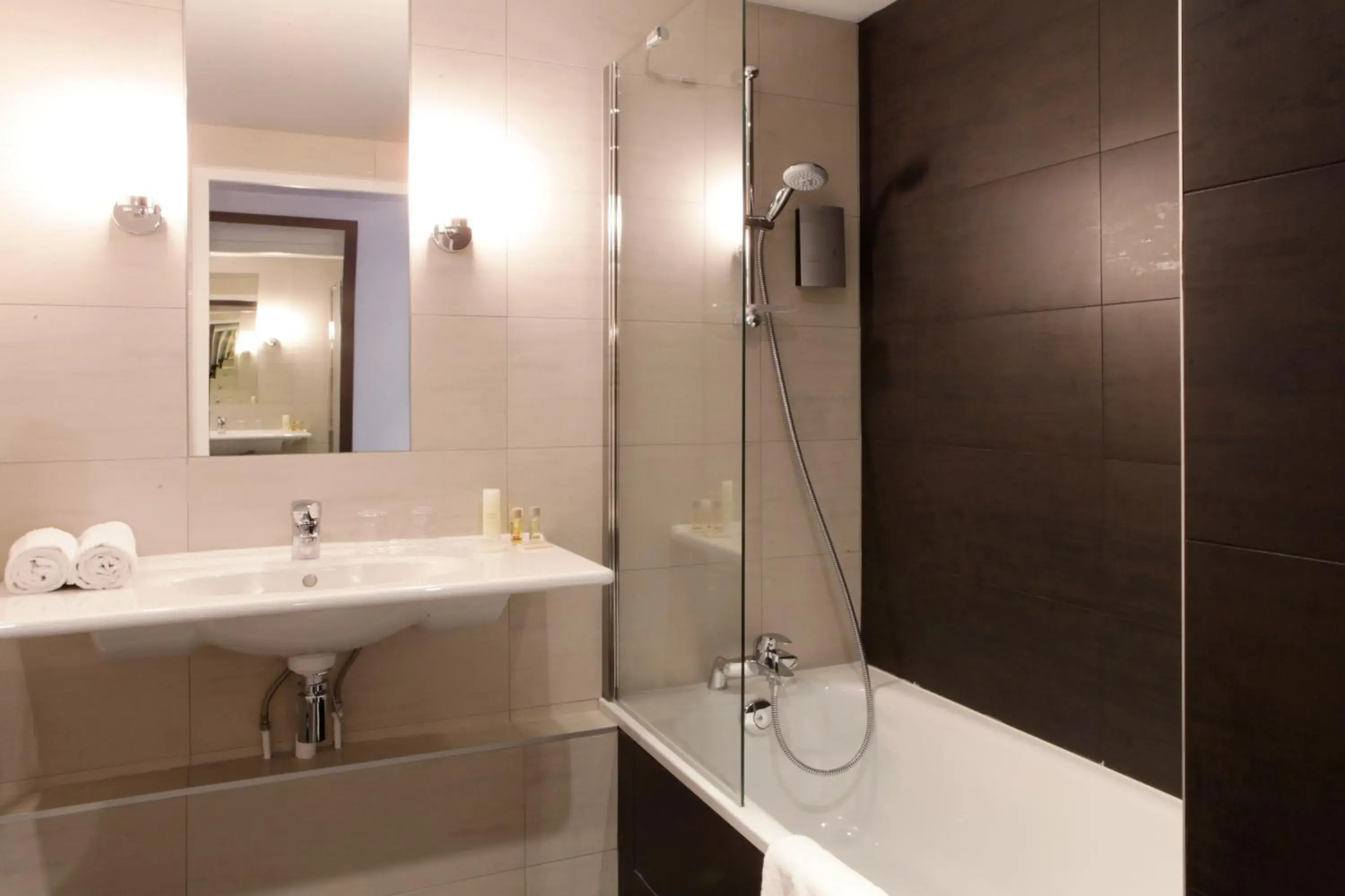 Bathroom in Best Western Plus Hotel Du Parc Chantilly