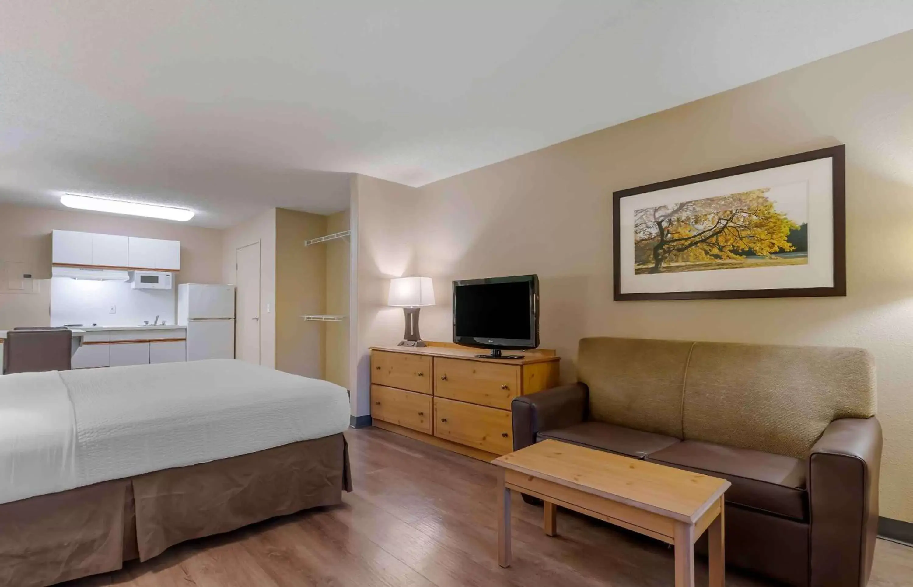 Bedroom, TV/Entertainment Center in Extended Stay America Suites - San Ramon - Bishop Ranch - West