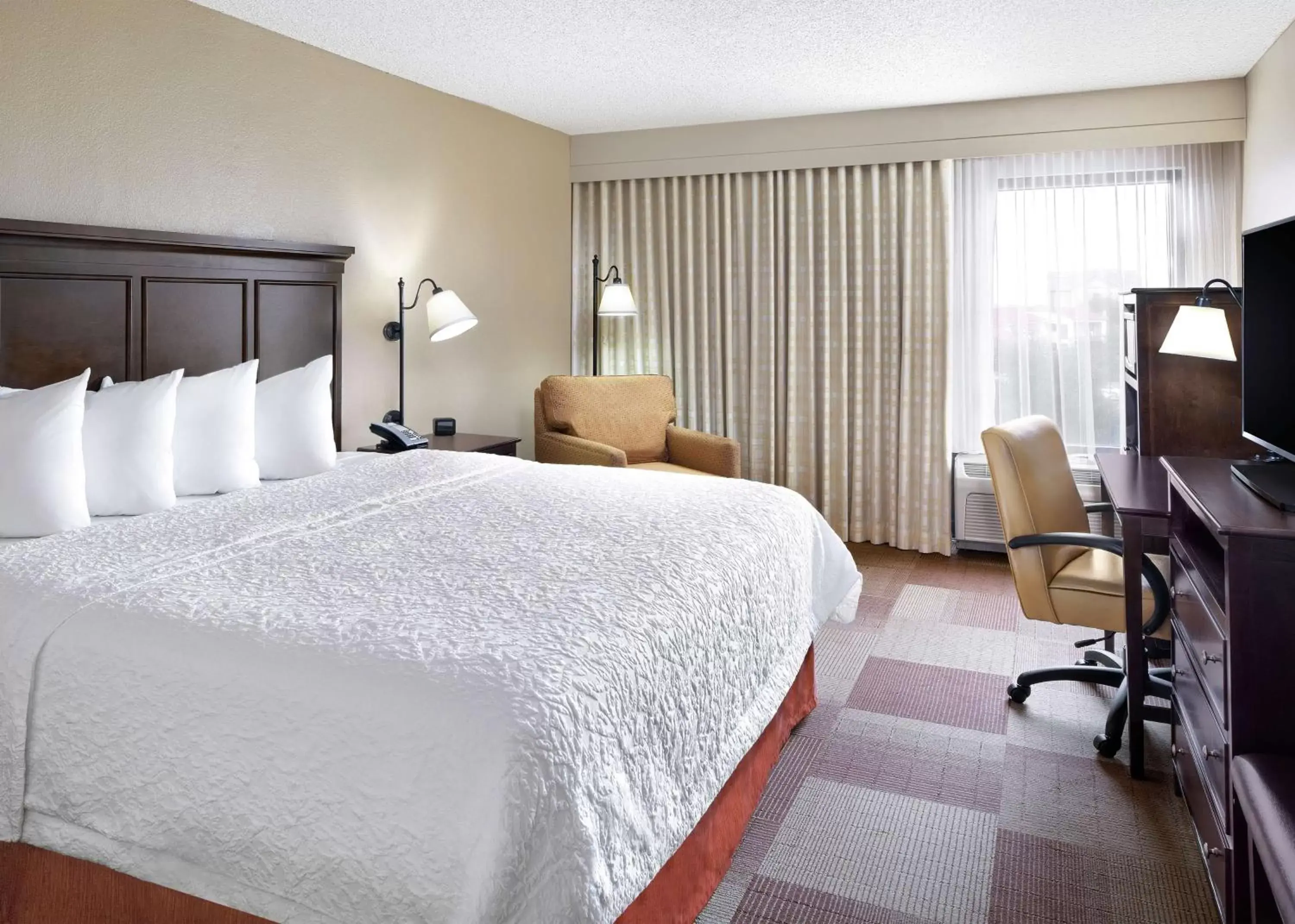 Bedroom, Bed in Hampton Inn Dallas Irving Las Colinas