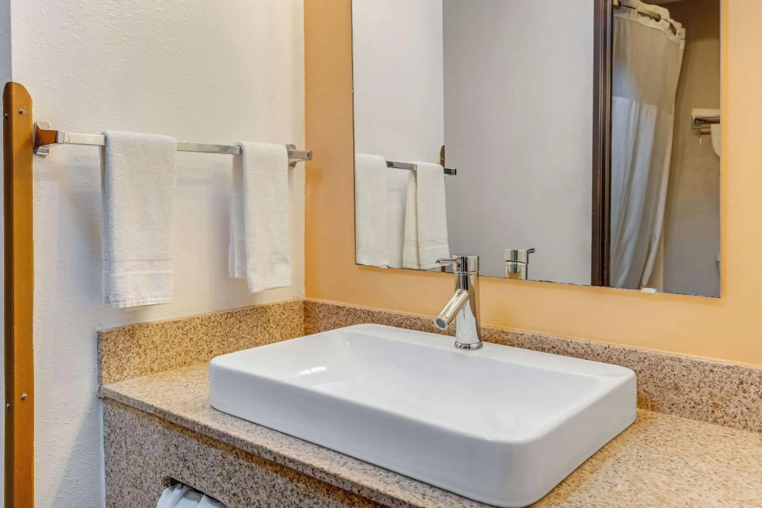 Bedroom in Rodeway Inn Red Oak Bedroom in Rodeway Inn Red Oak