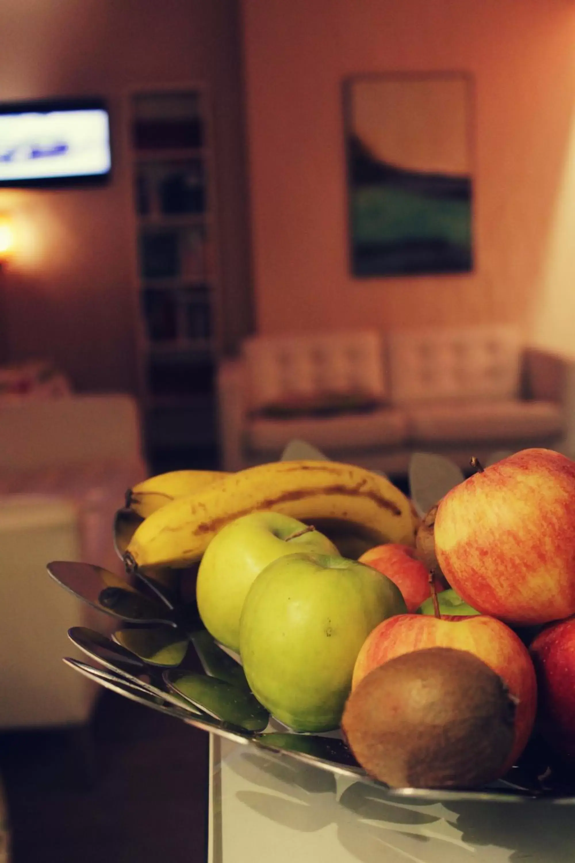 Communal lounge/ TV room, Food in Le Gouverneur Hotel