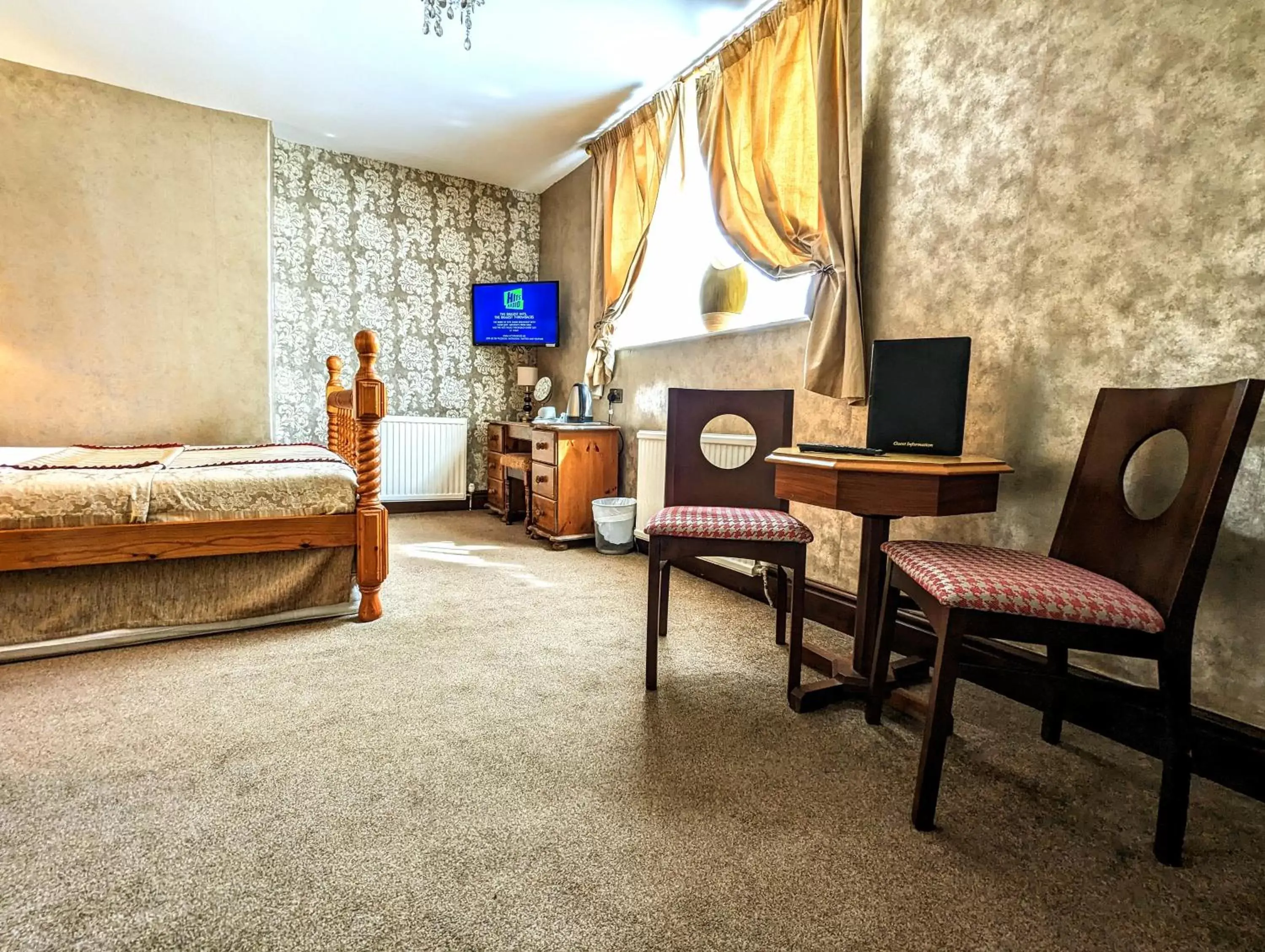 Bedroom, Seating Area in Brookside Hotel & Restaurant