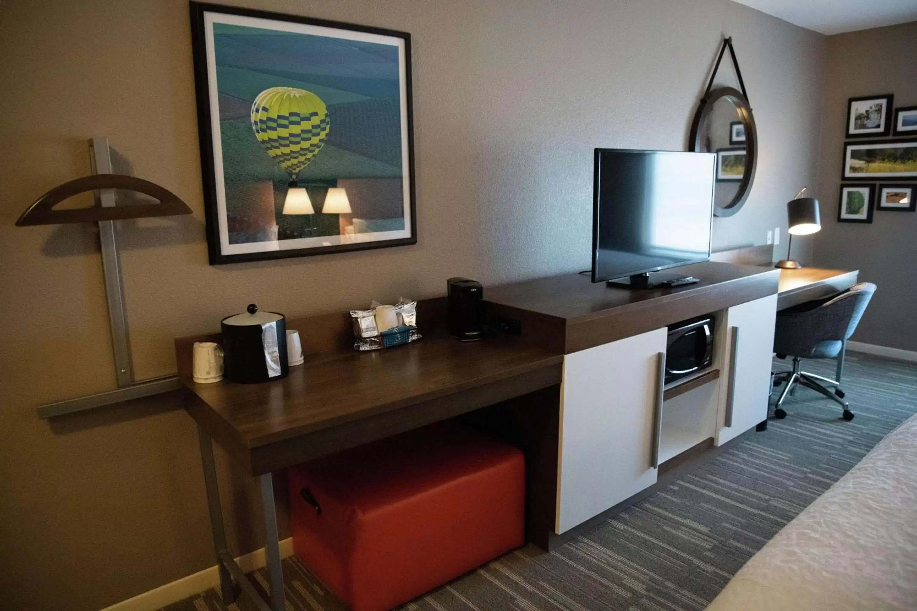 Bedroom, TV/Entertainment Center in Hampton Inn & Suites Fresno