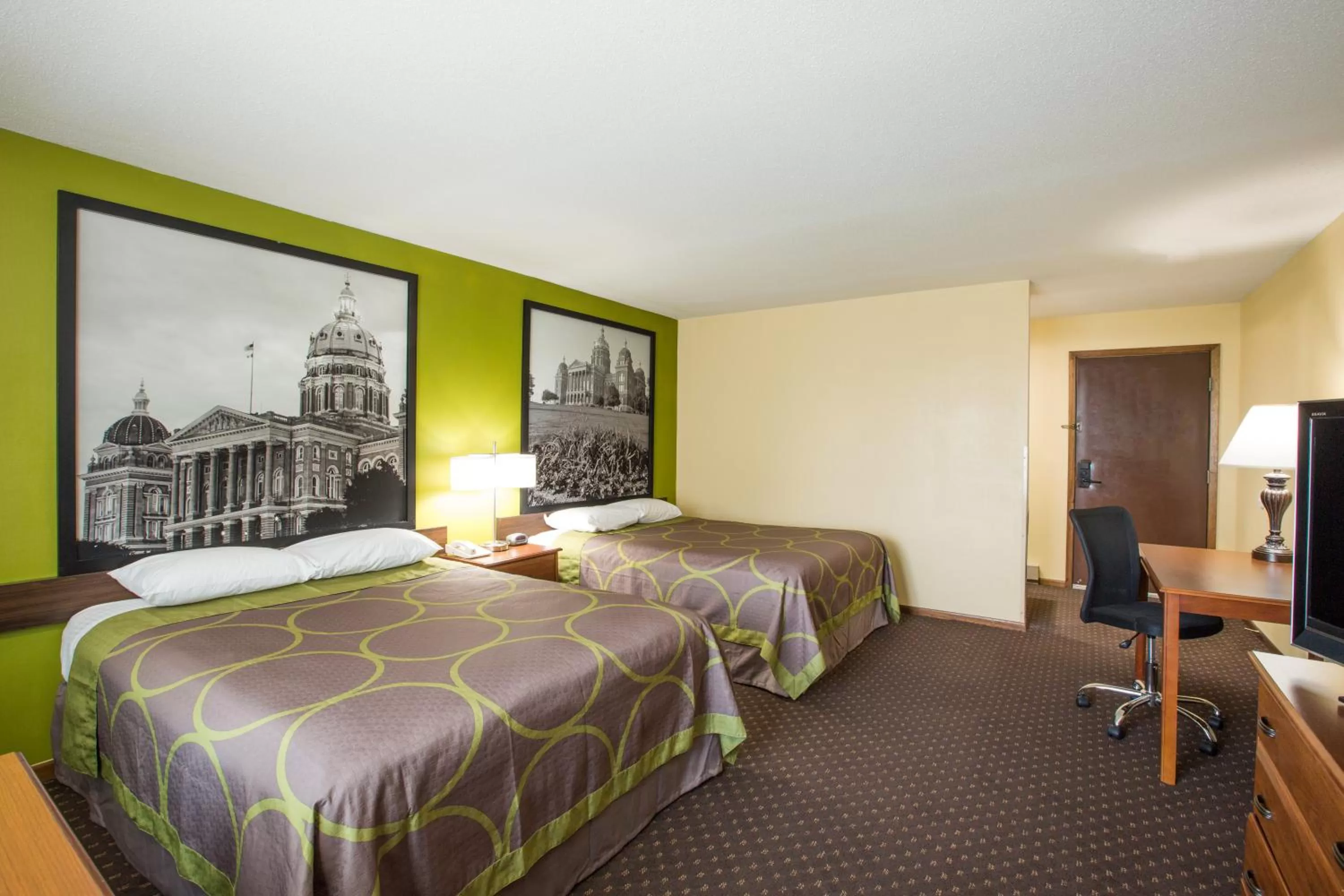 Guests, Bed in Super 8 by Wyndham Williams