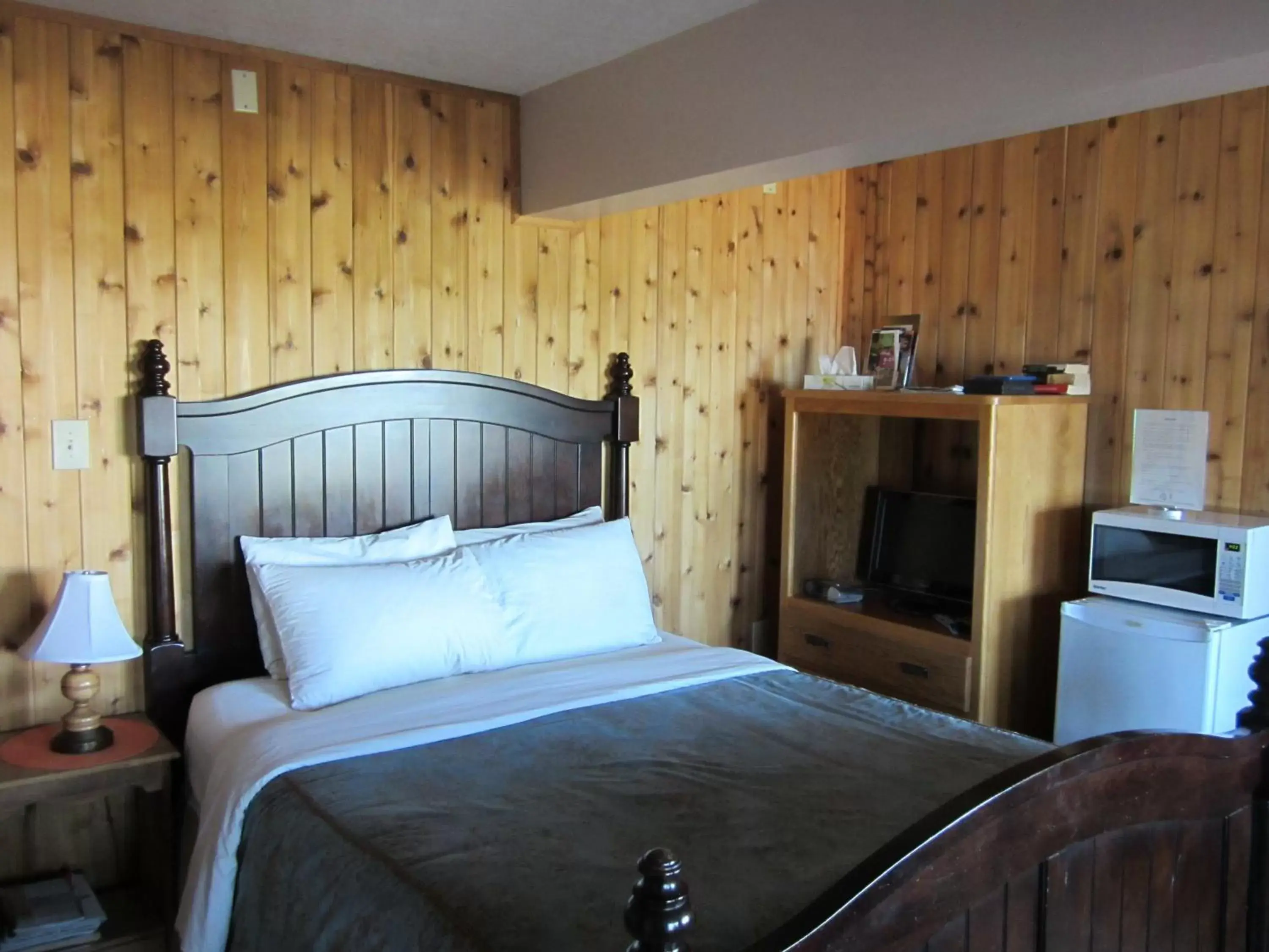 Bed in Aurora Bayside Inn