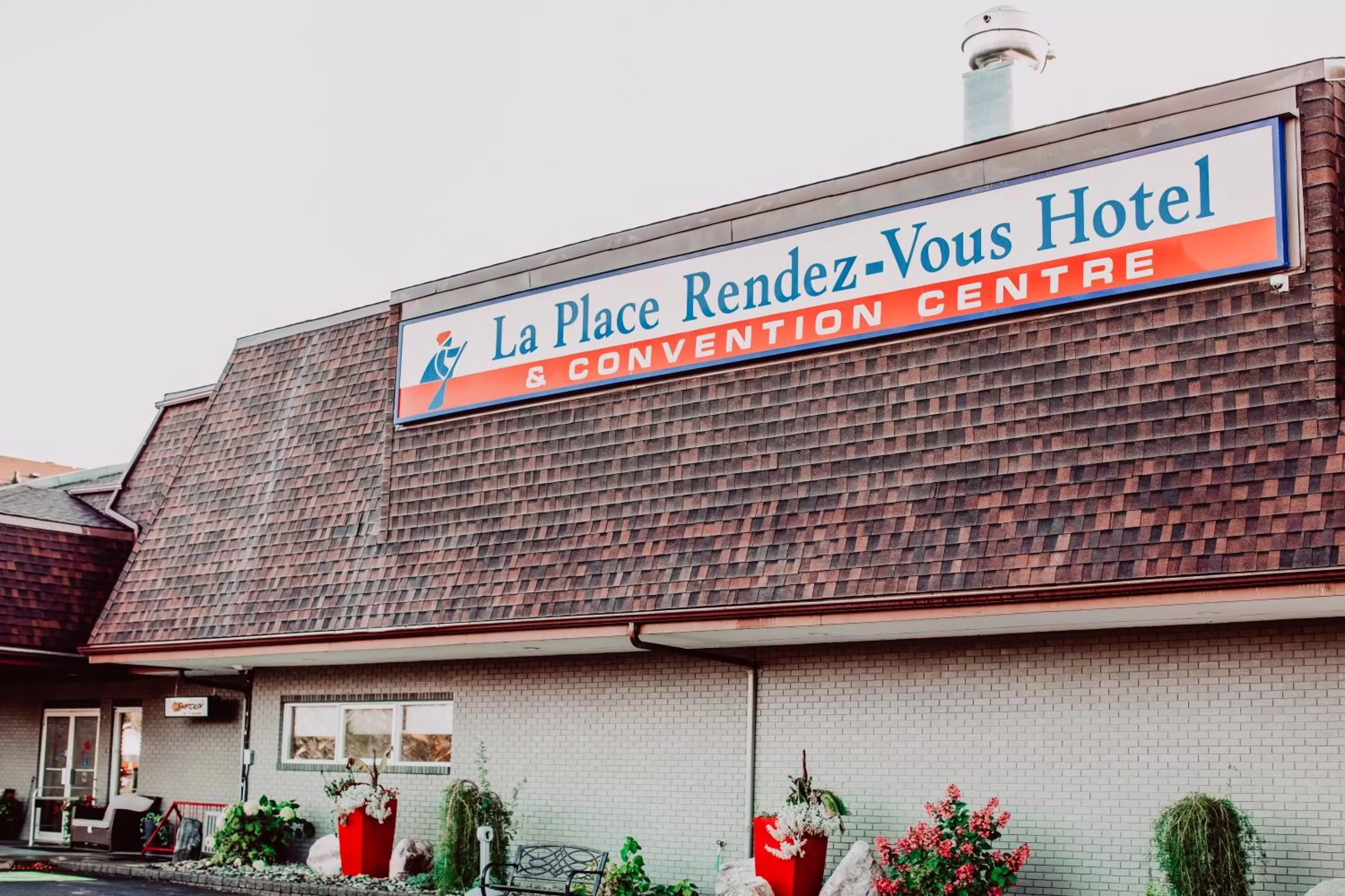 Property building in La Place Rendez-Vous Hotel