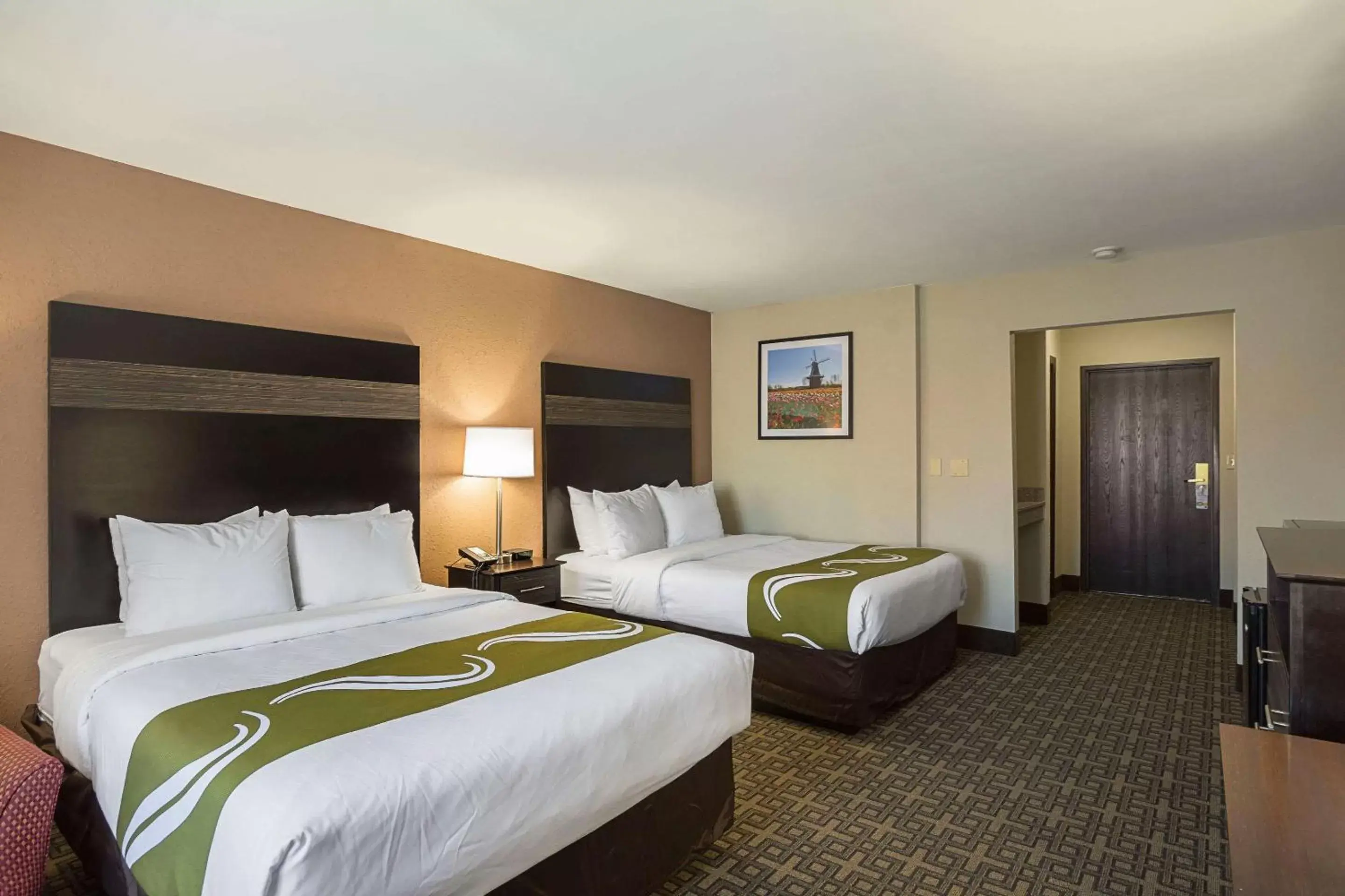Photo of the whole room, Bed in Quality Inn & Suites Holland