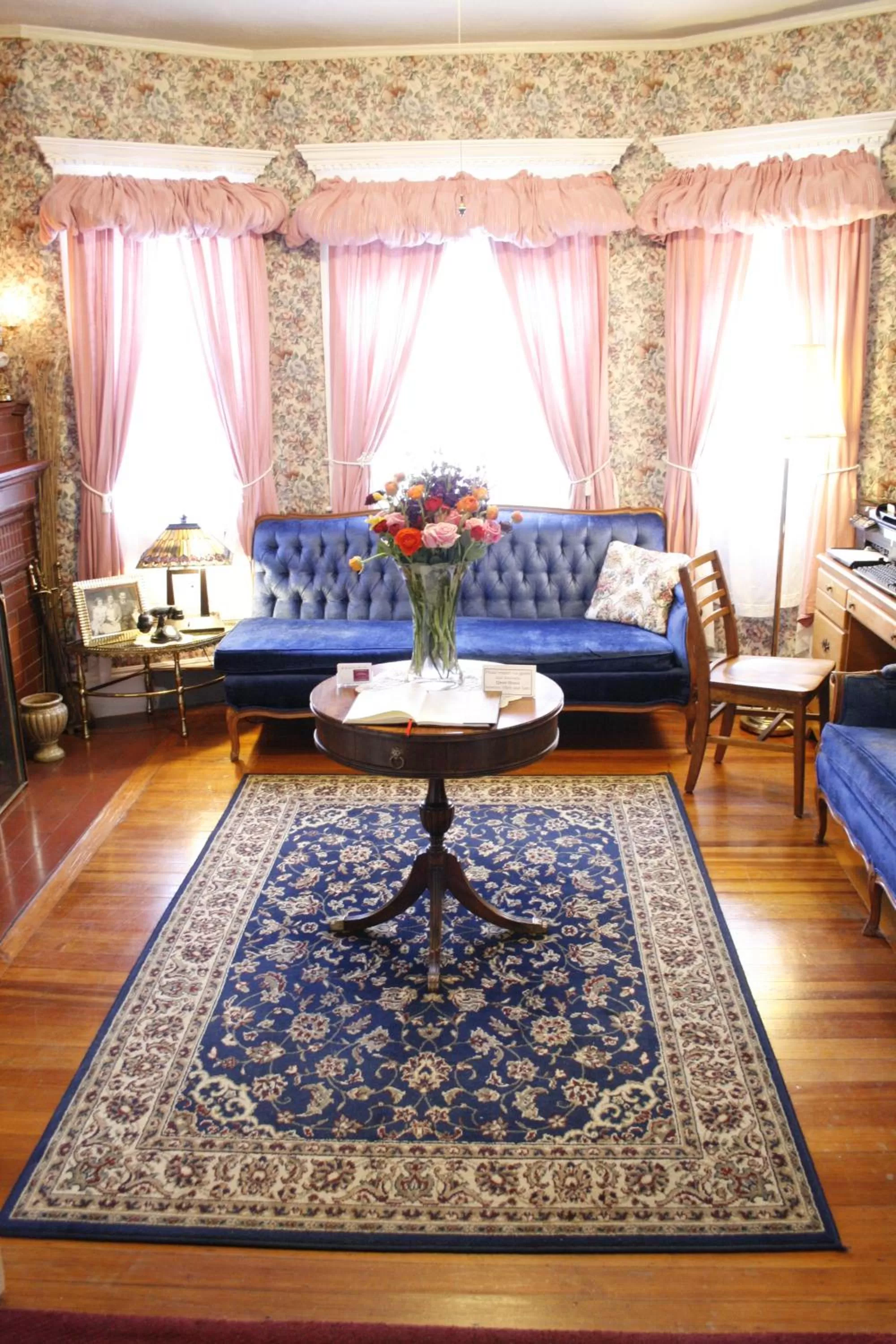 Library, Bed in The Coolidge Corner Guest House: A Brookline Bed and Breakfast