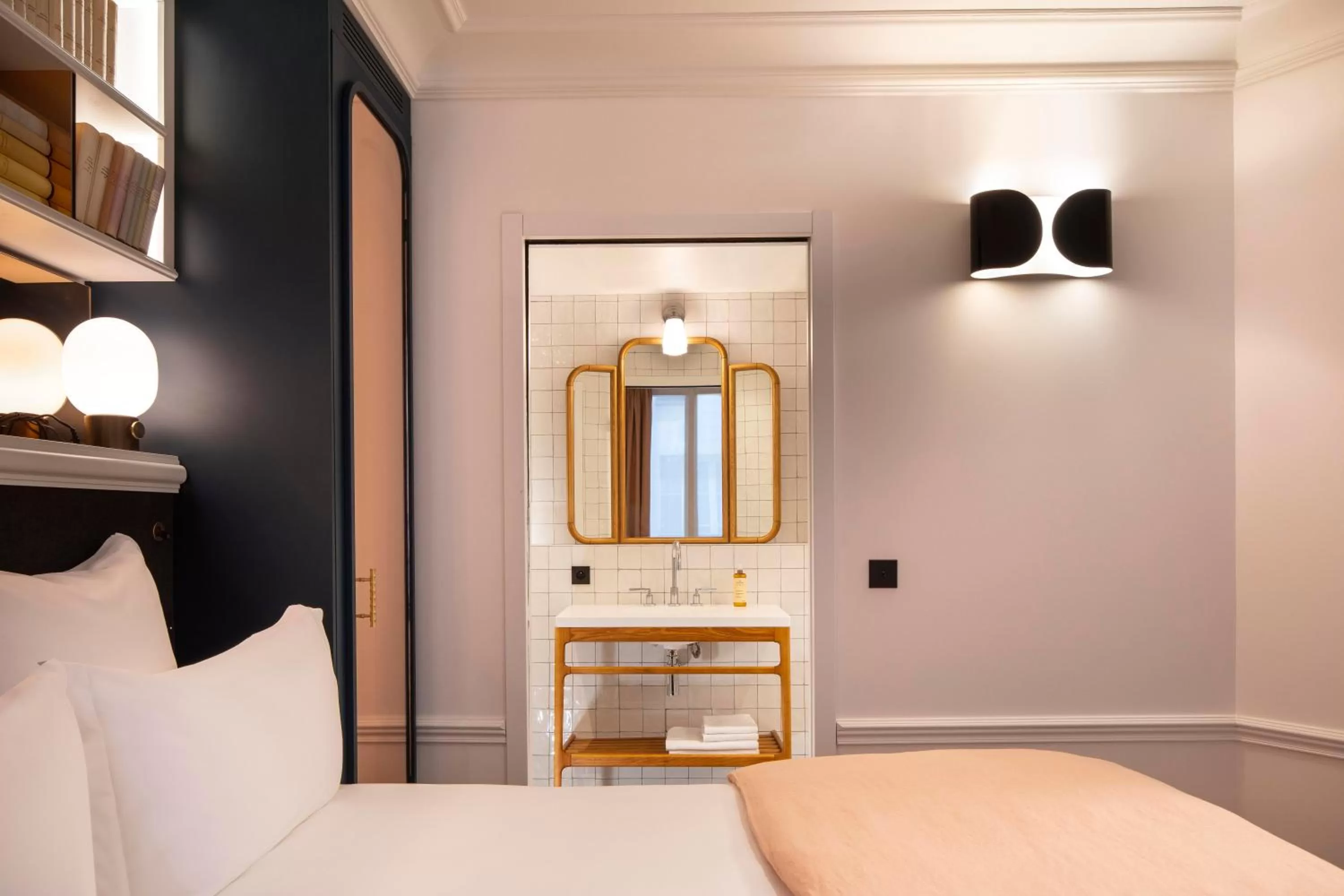 Bathroom, Bed in Hotel Louvre Montana