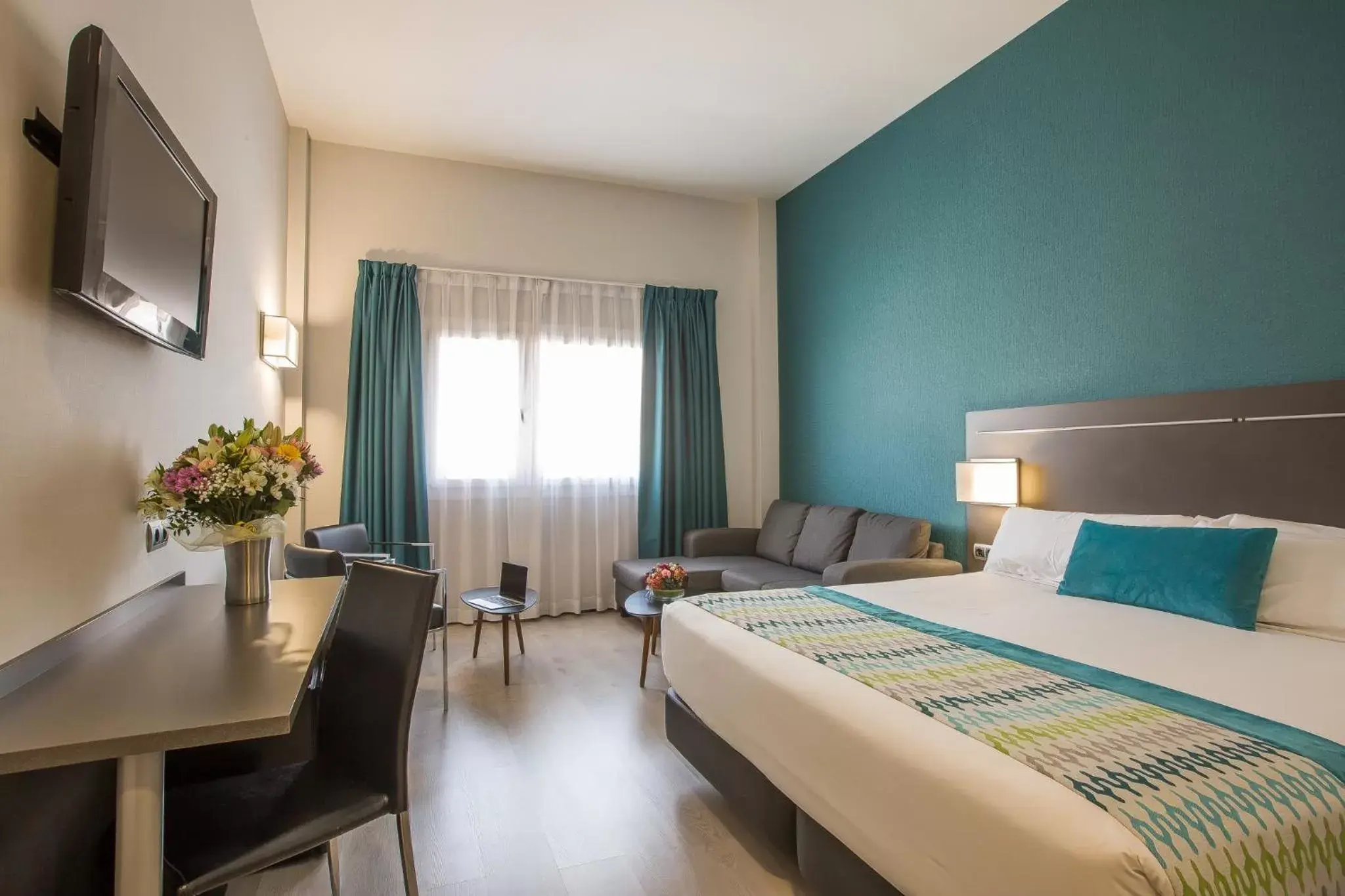 Bed, TV/Entertainment Center in Hotel Venture Sant Cugat