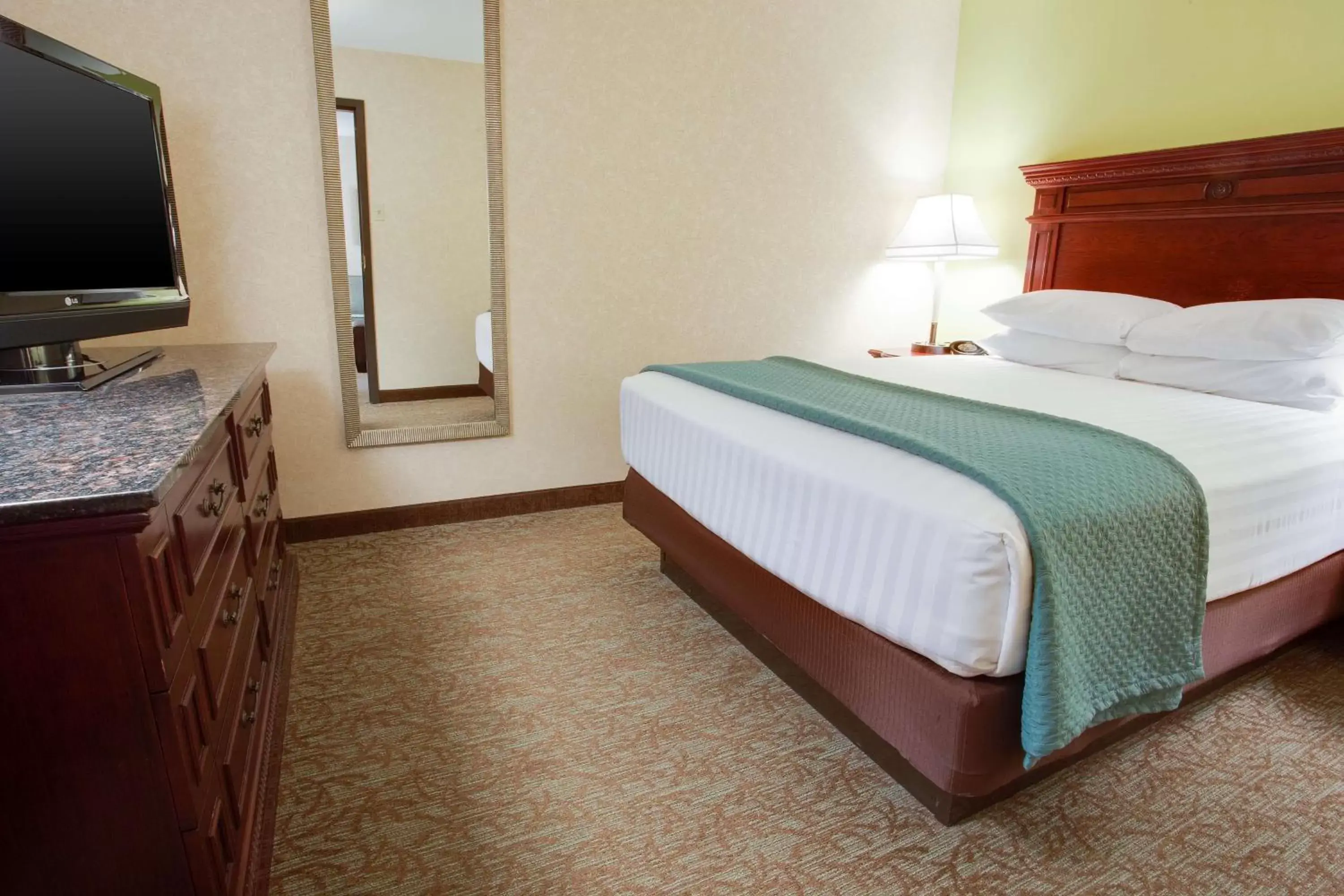 Photo of the whole room, Bed in Drury Inn & Suites St. Louis Convention Center