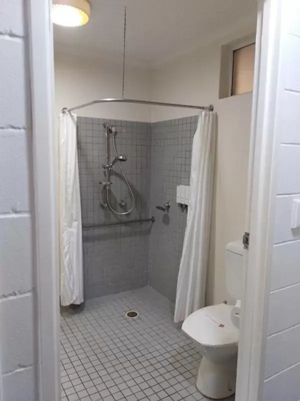 Bathroom in White Lace Motor Inn
