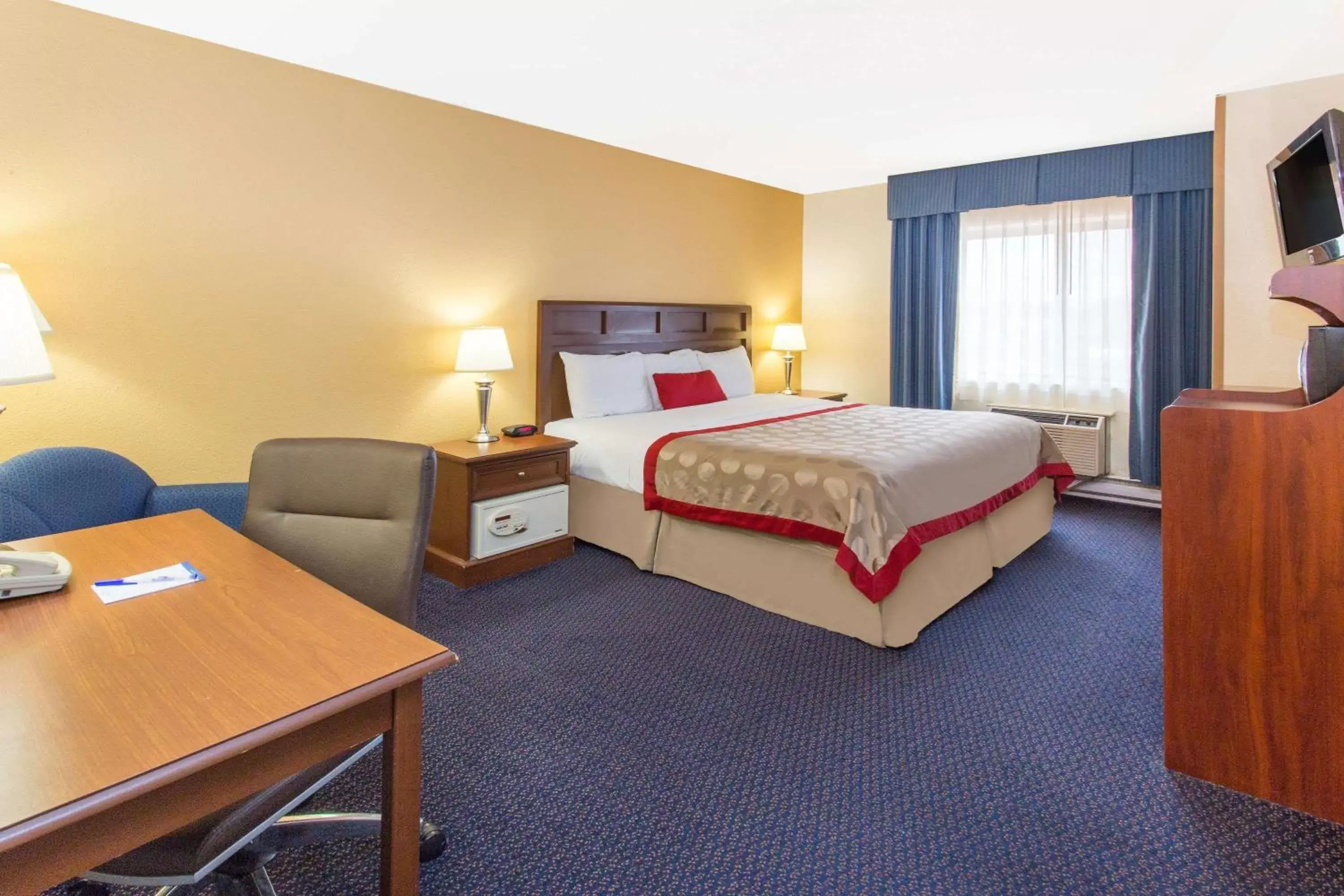 Photo of the whole room, Bed in Baymont by Wyndham Waukesha