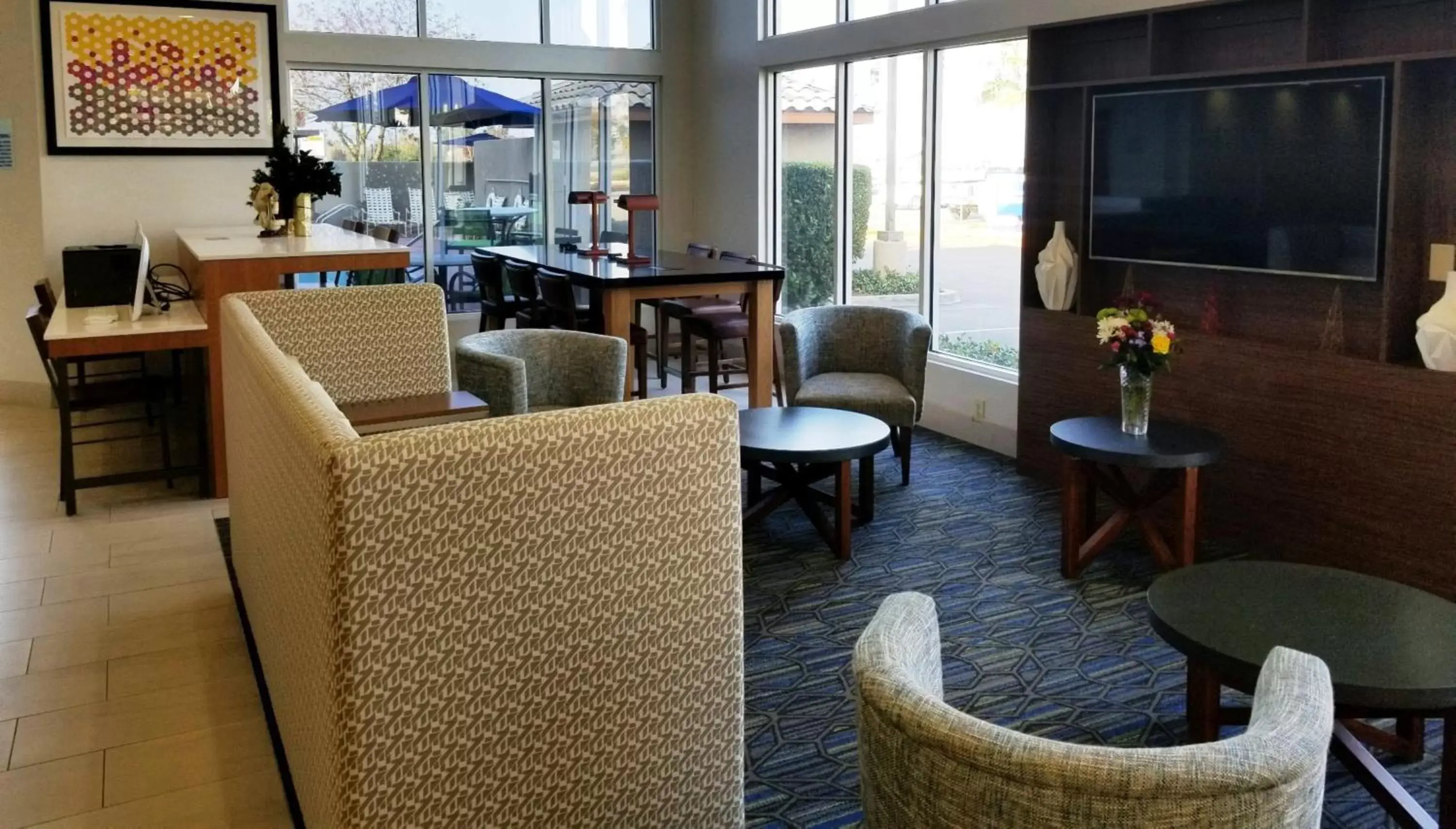 Property building, Lounge/Bar in Holiday Inn Express Madera, an IHG Hotel
