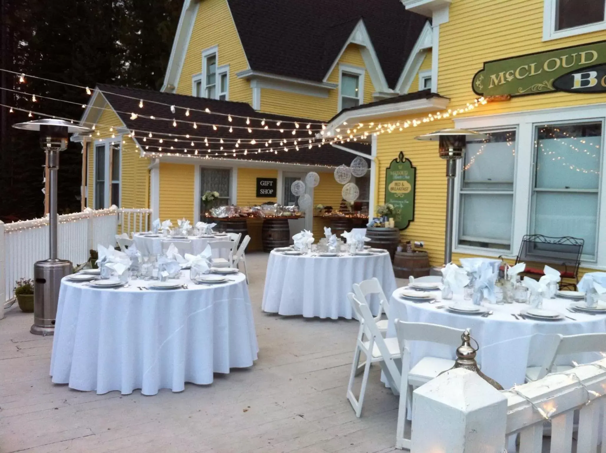 Balcony/Terrace, Restaurant/Places to Eat in McCloud River Bed and Breakfast