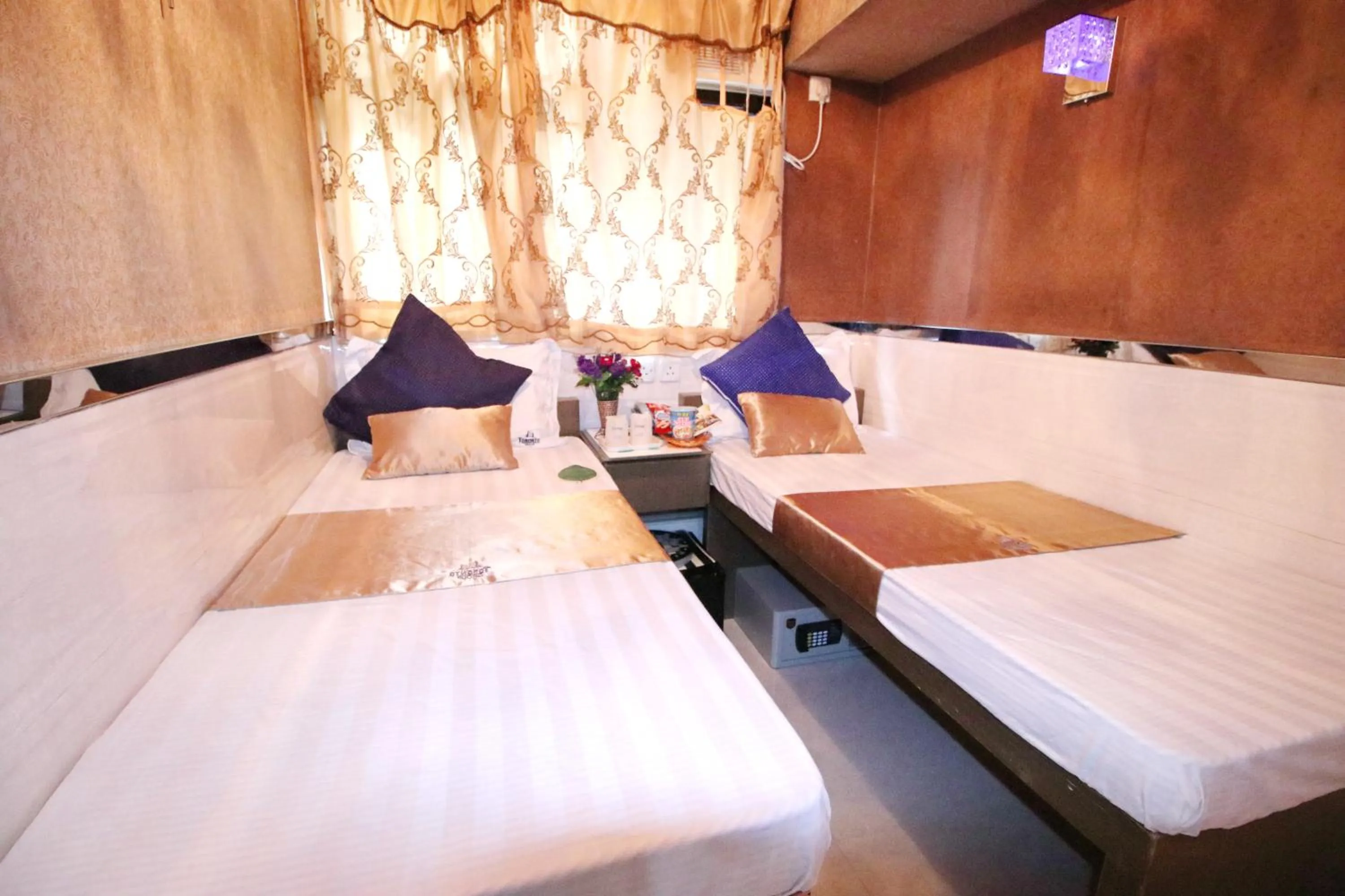 Photo of the whole room, Bed in Temple Street Hotel