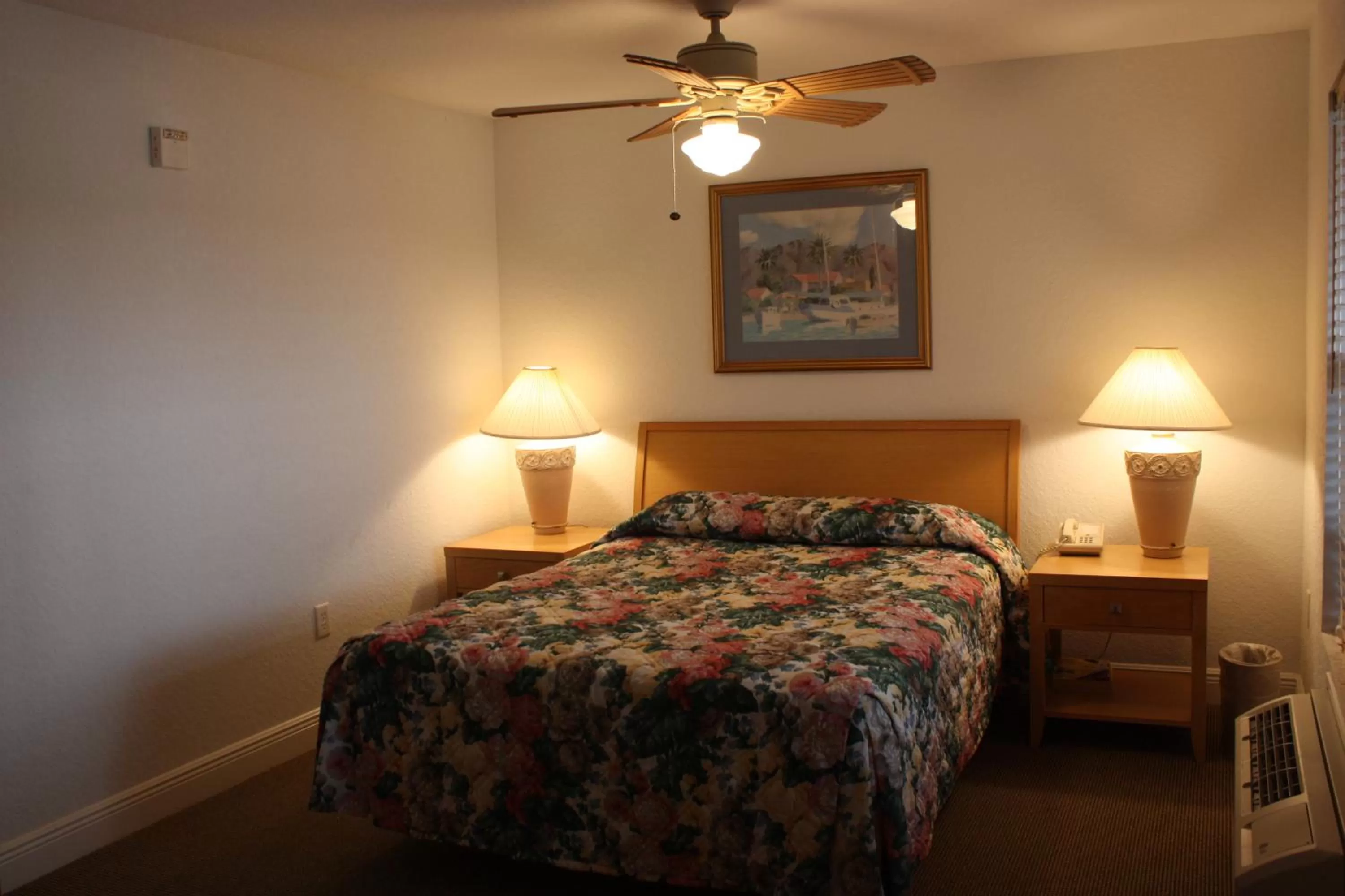 Bed in Lake Roy Beach Inn - Winter Haven