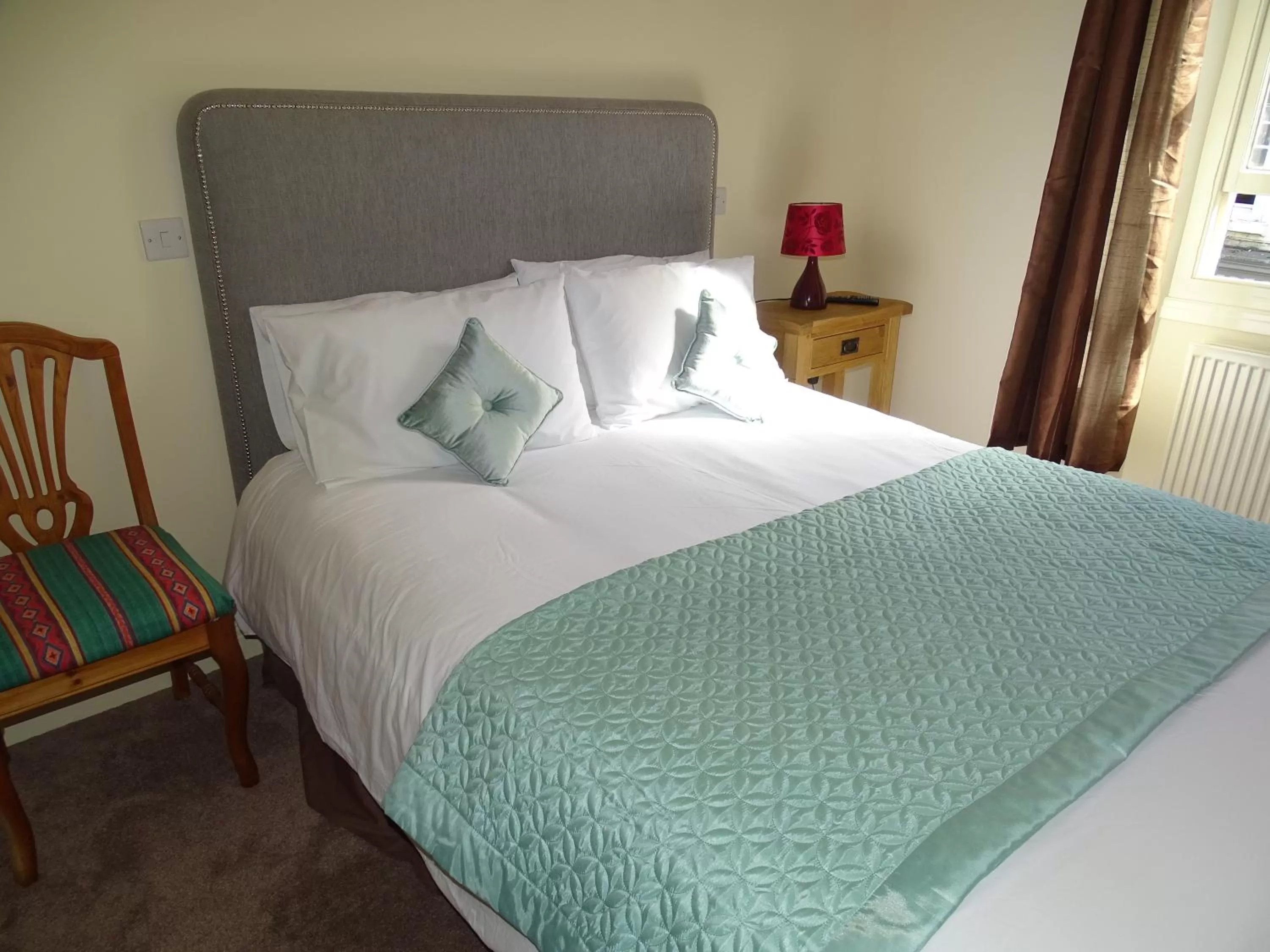 Bed in Ellesmere Hotel