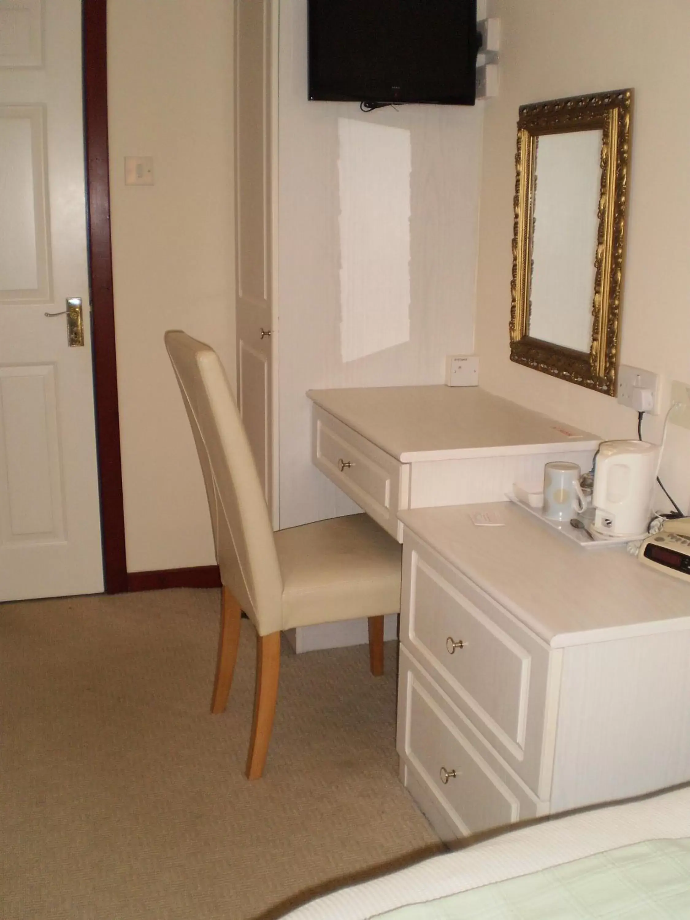 Bedroom, Bathroom in Shawlee Cottage