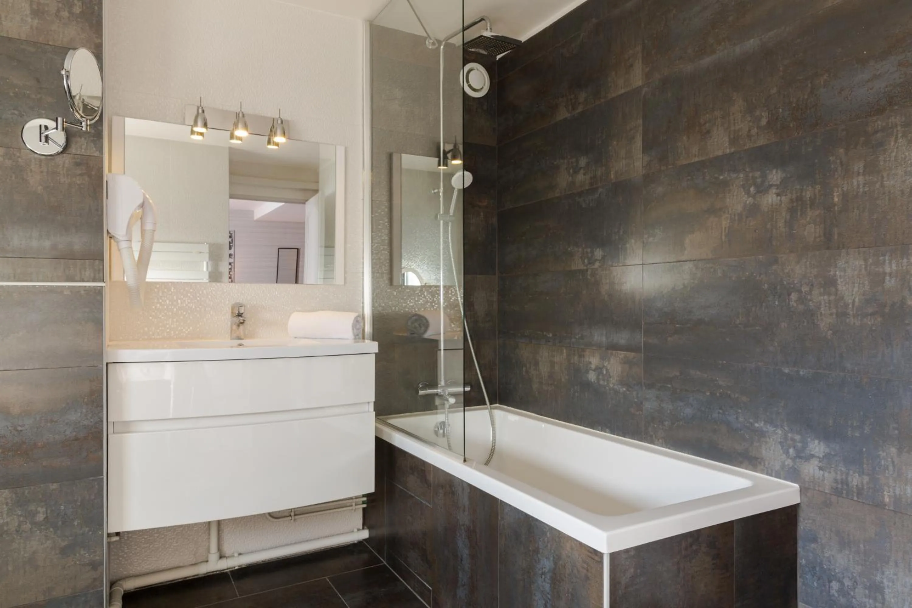 Bathroom in The Originals City, Au Relais Saint-Éloi, Tours