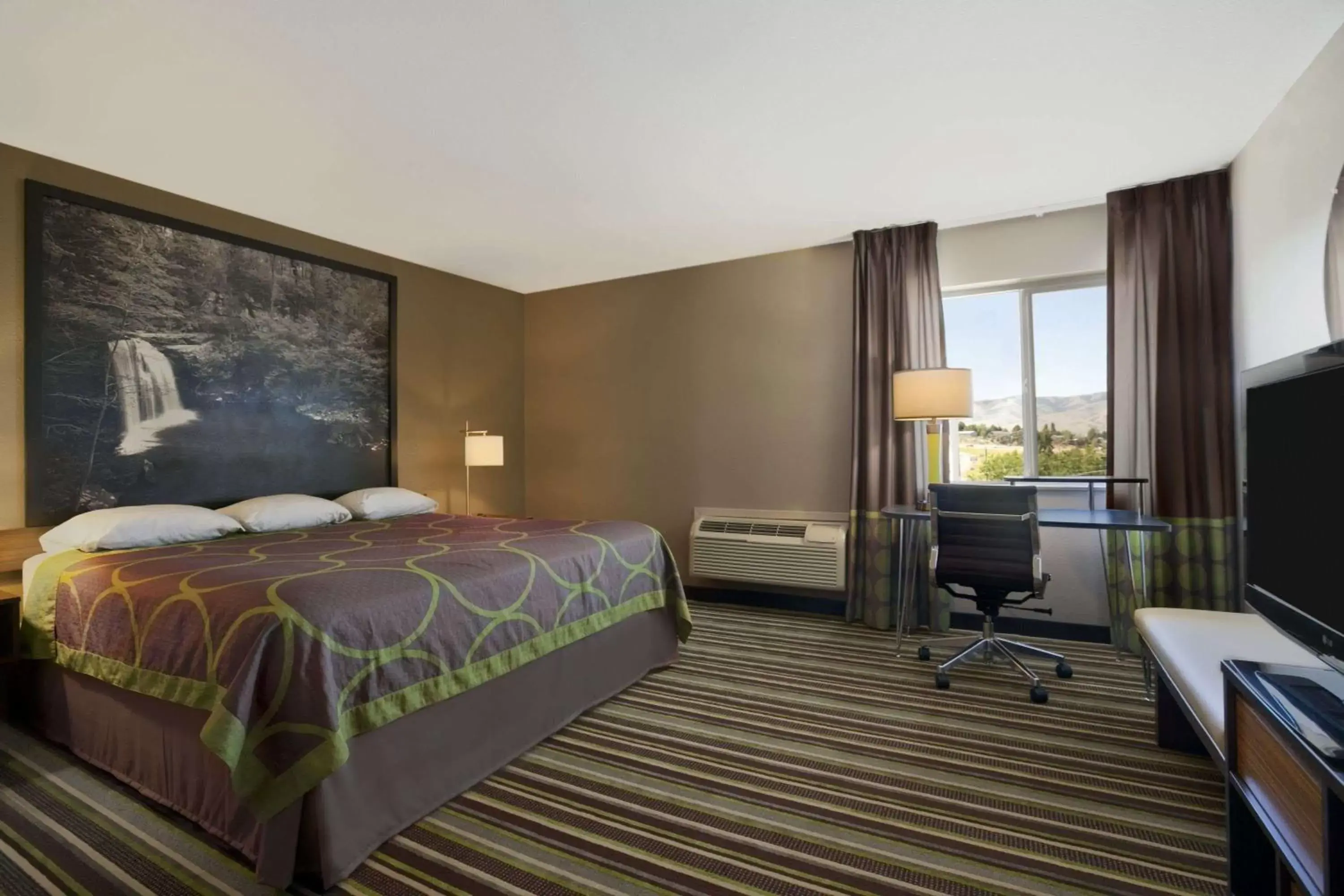 Photo of the whole room, Bed in Super 8 by Wyndham Pocatello