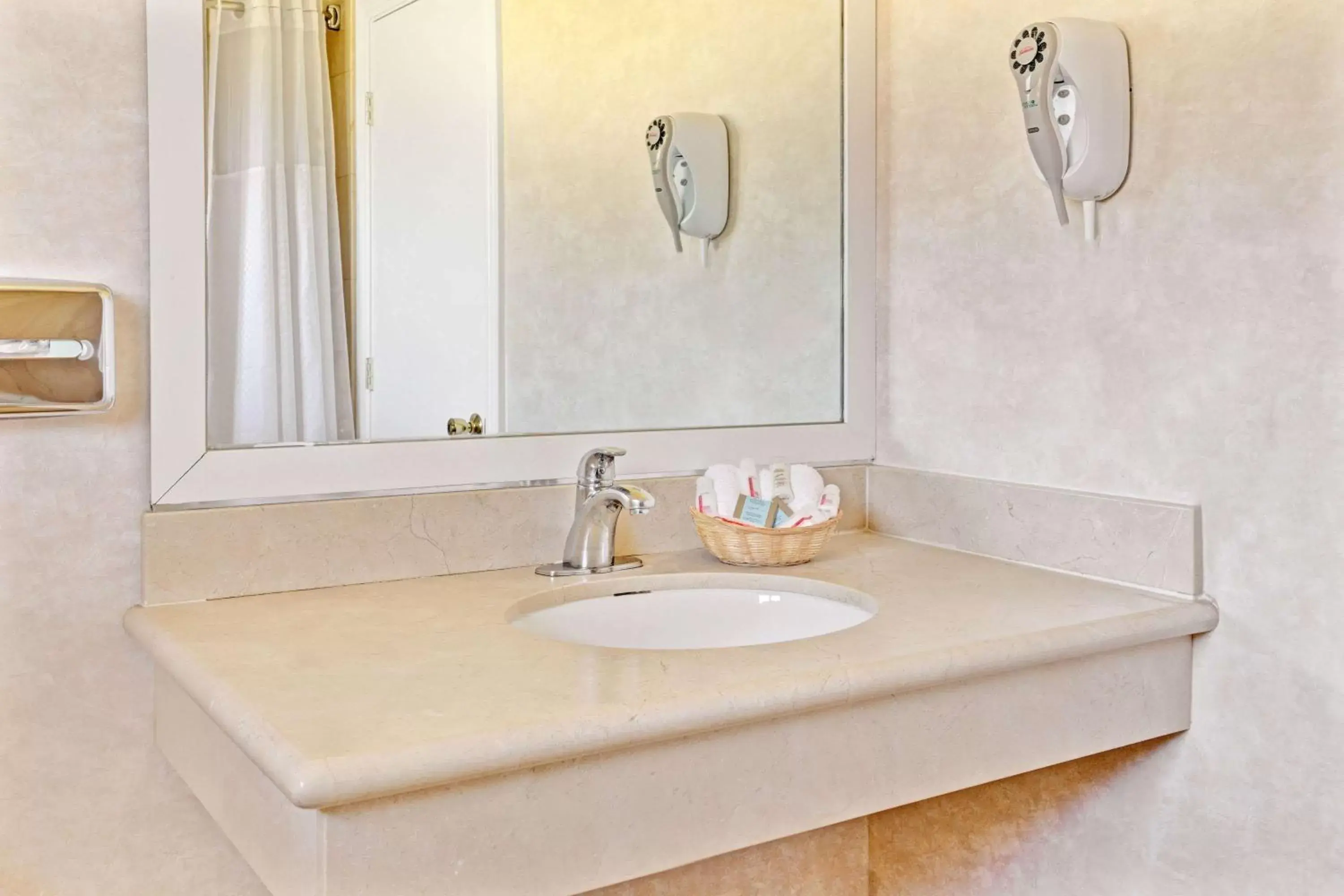 Photo of the whole room in Travelodge by Wyndham Mill Valley/Sausalito Photo of the whole room in Travelodge by Wyndham Mill Valley/Sausalito