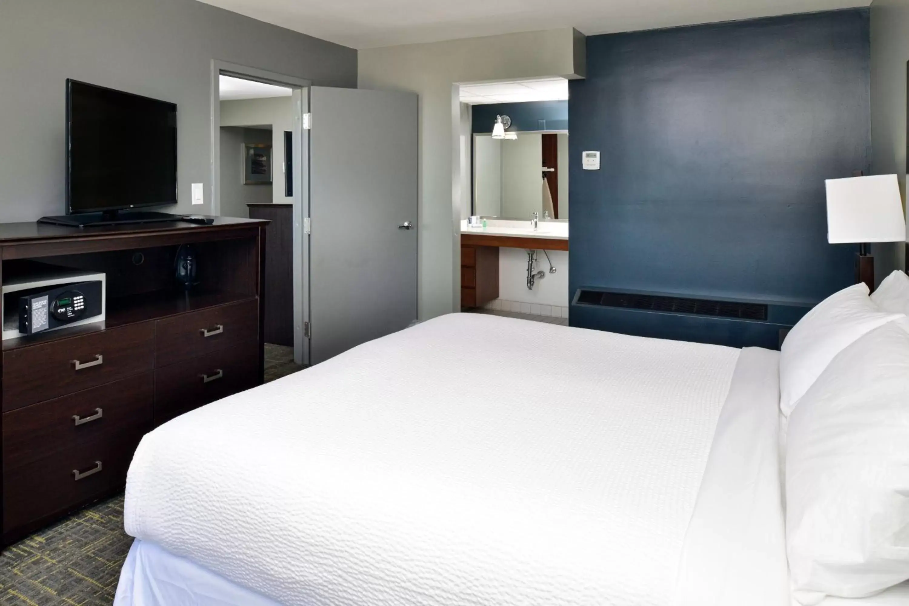 Bathroom, Bed in Four Points by Sheraton Virginia Beach Oceanfront