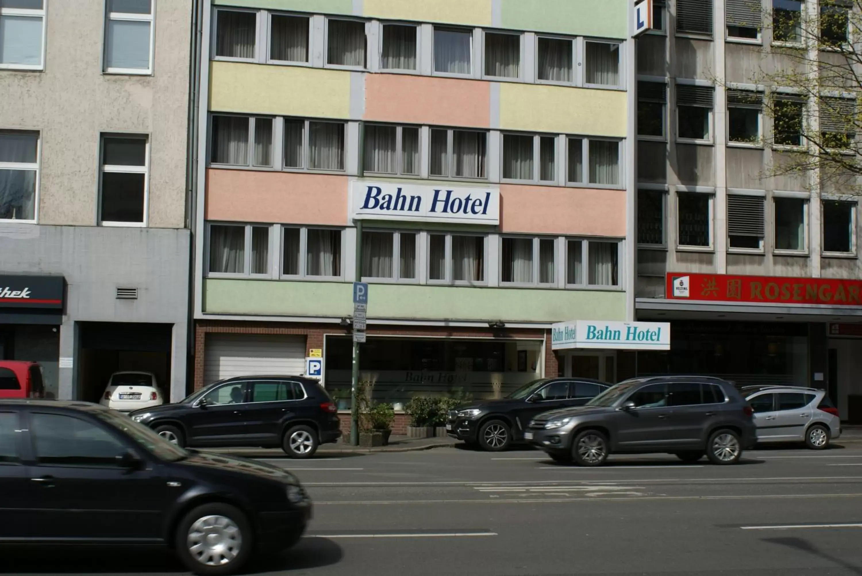 Facade/entrance, Property Building in Bahn-Hotel