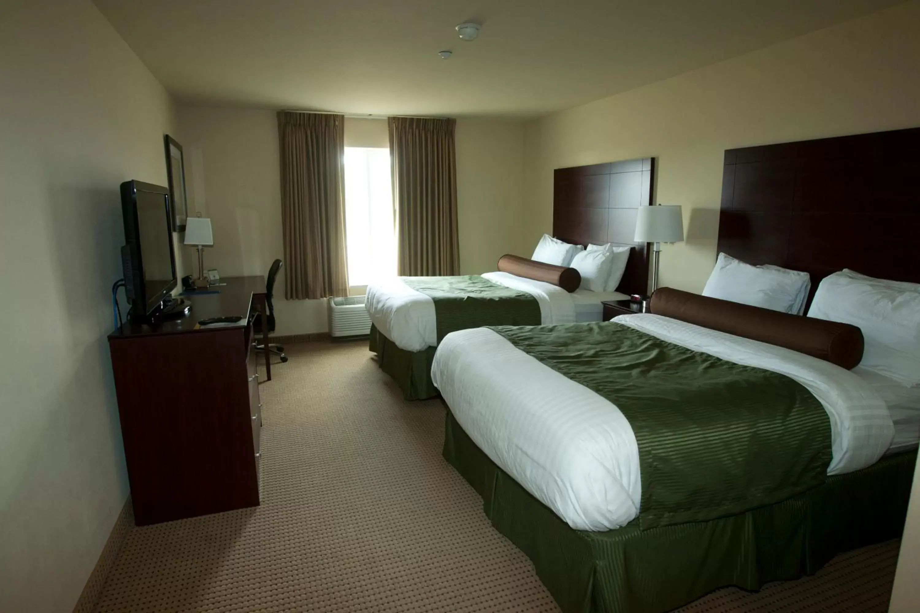 Photo of the whole room, Bed in Cobblestone Inn & Suites - Carrington