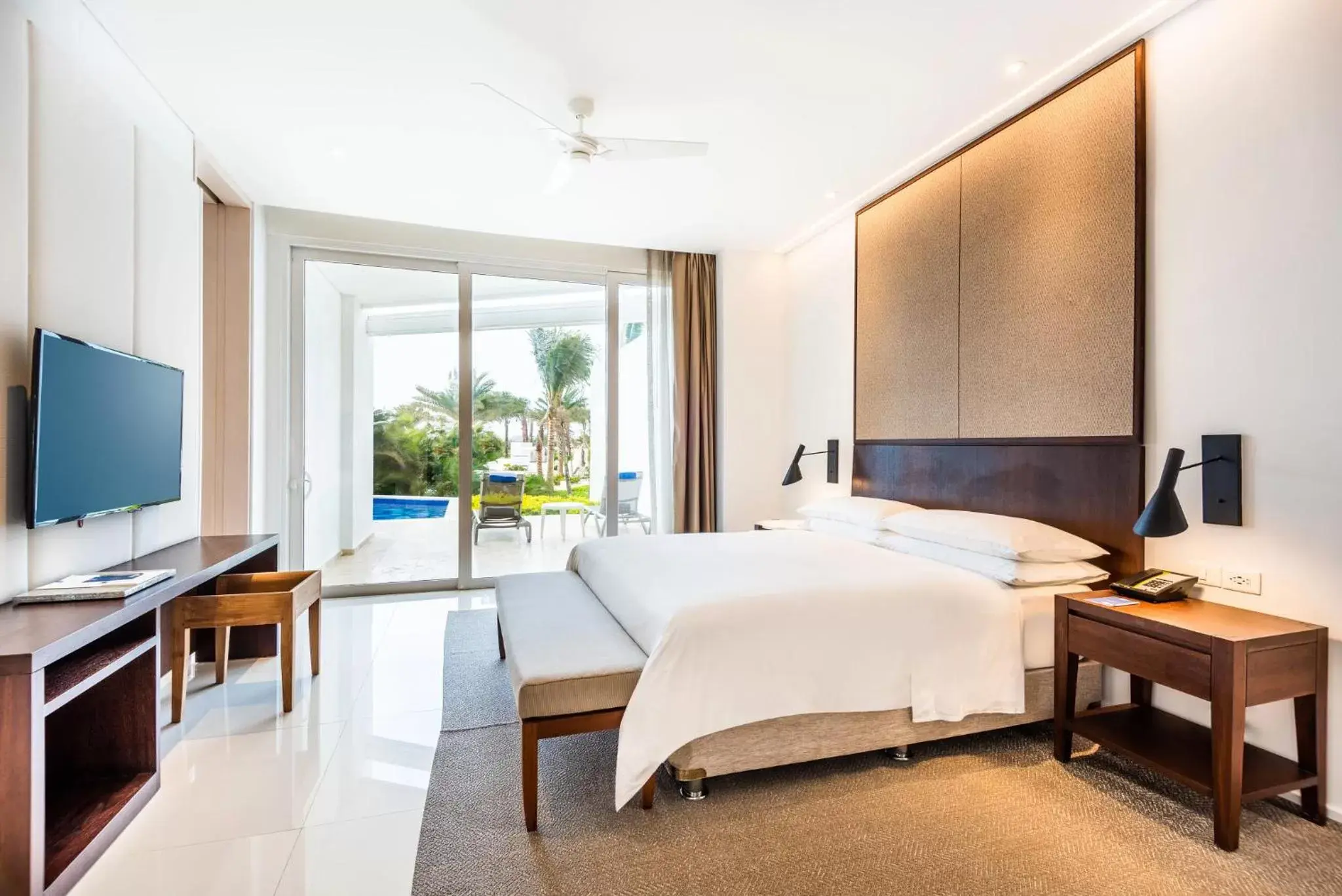 Bed, TV/Entertainment Center in Dreams Karibana Cartagena Golf & Spa Resort