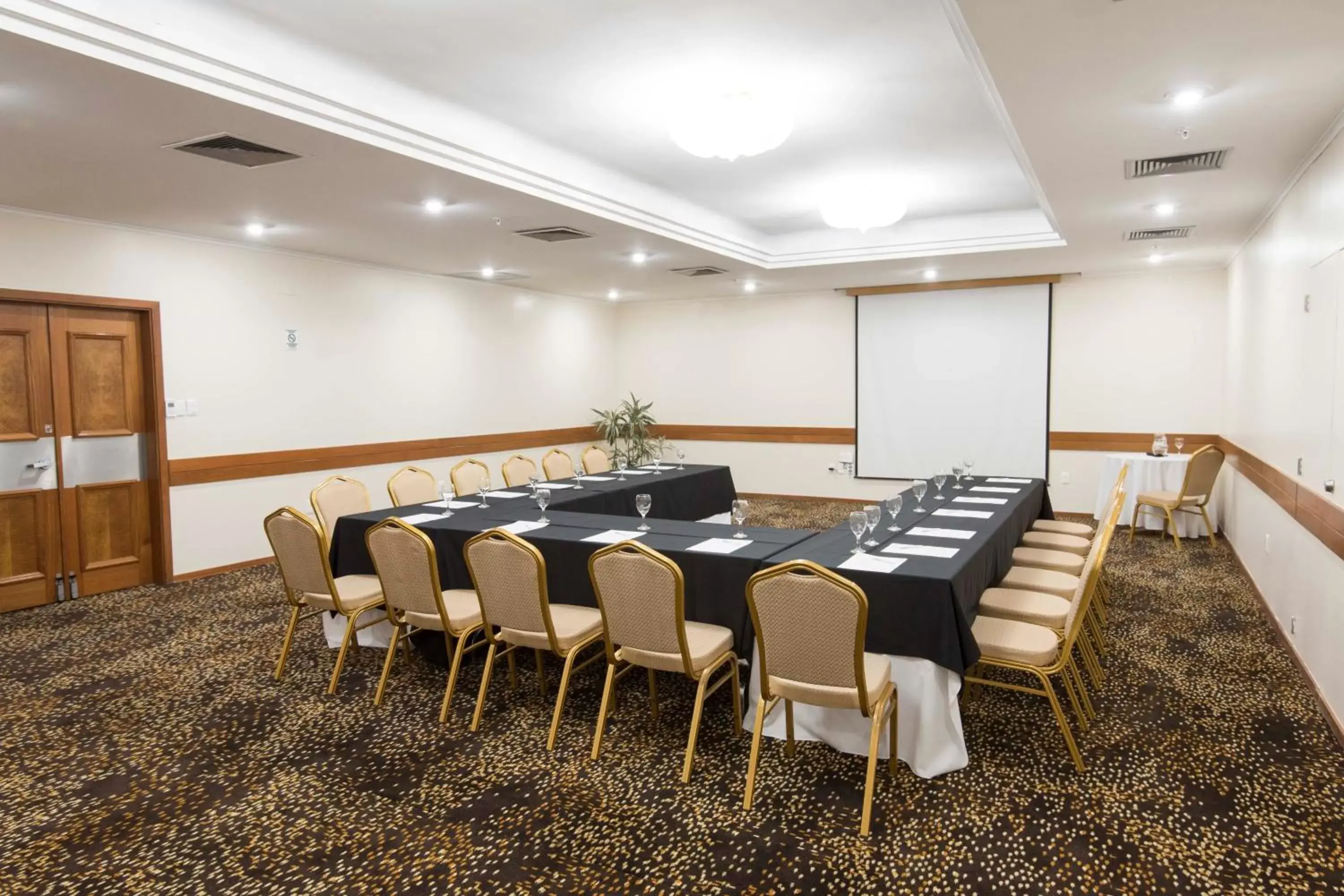 Meeting/conference room in Holiday Inn Montevideo, an IHG Hotel