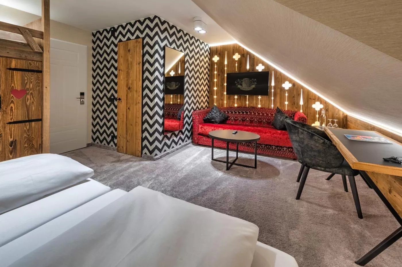 Seating area, Bed in Hotel Schäfflerwirt