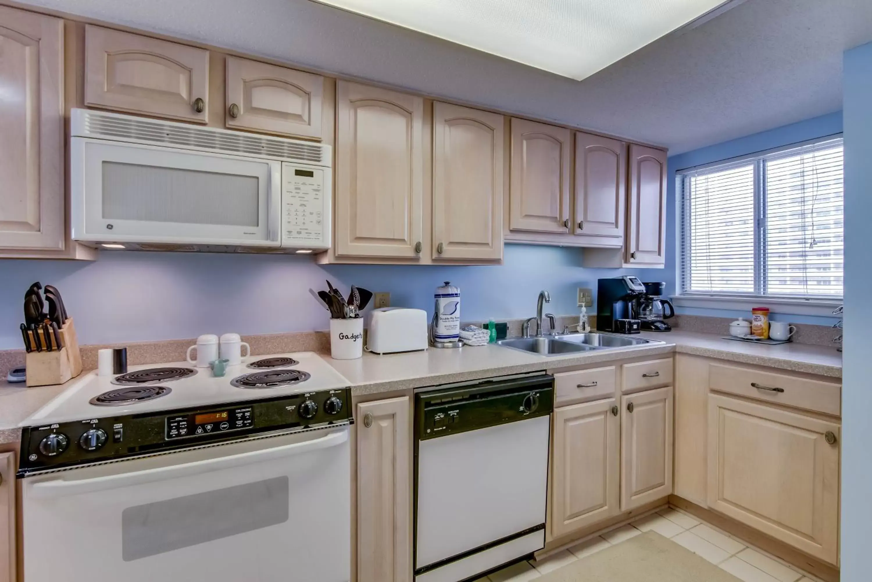 Kitchen/Kitchenette in Edgewater West #62