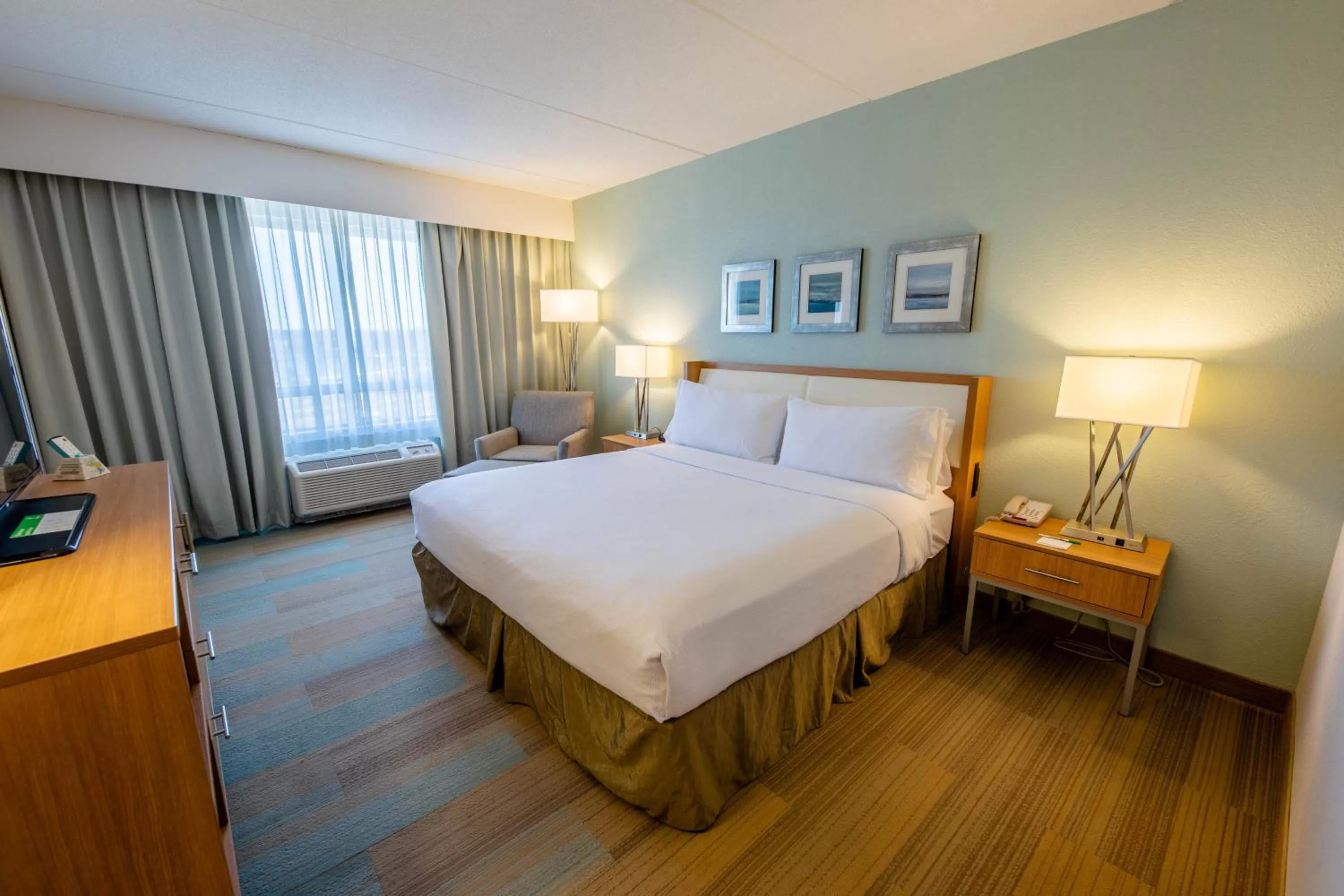 Photo of the whole room, Bed in Holiday Inn Manahawkin/Long Beach Island by IHG