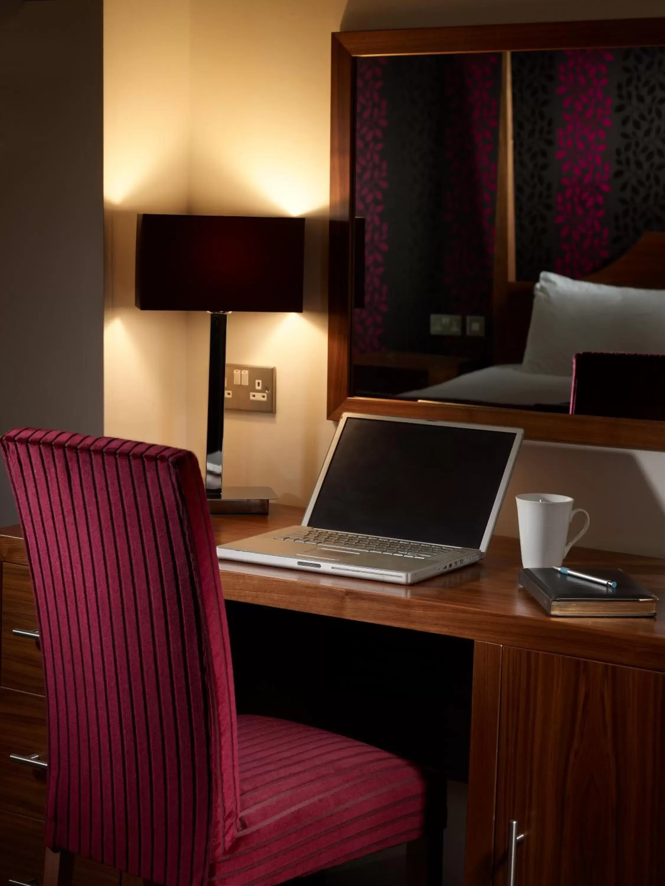 Seating area, TV/Entertainment Center in The Boleyn Hotel