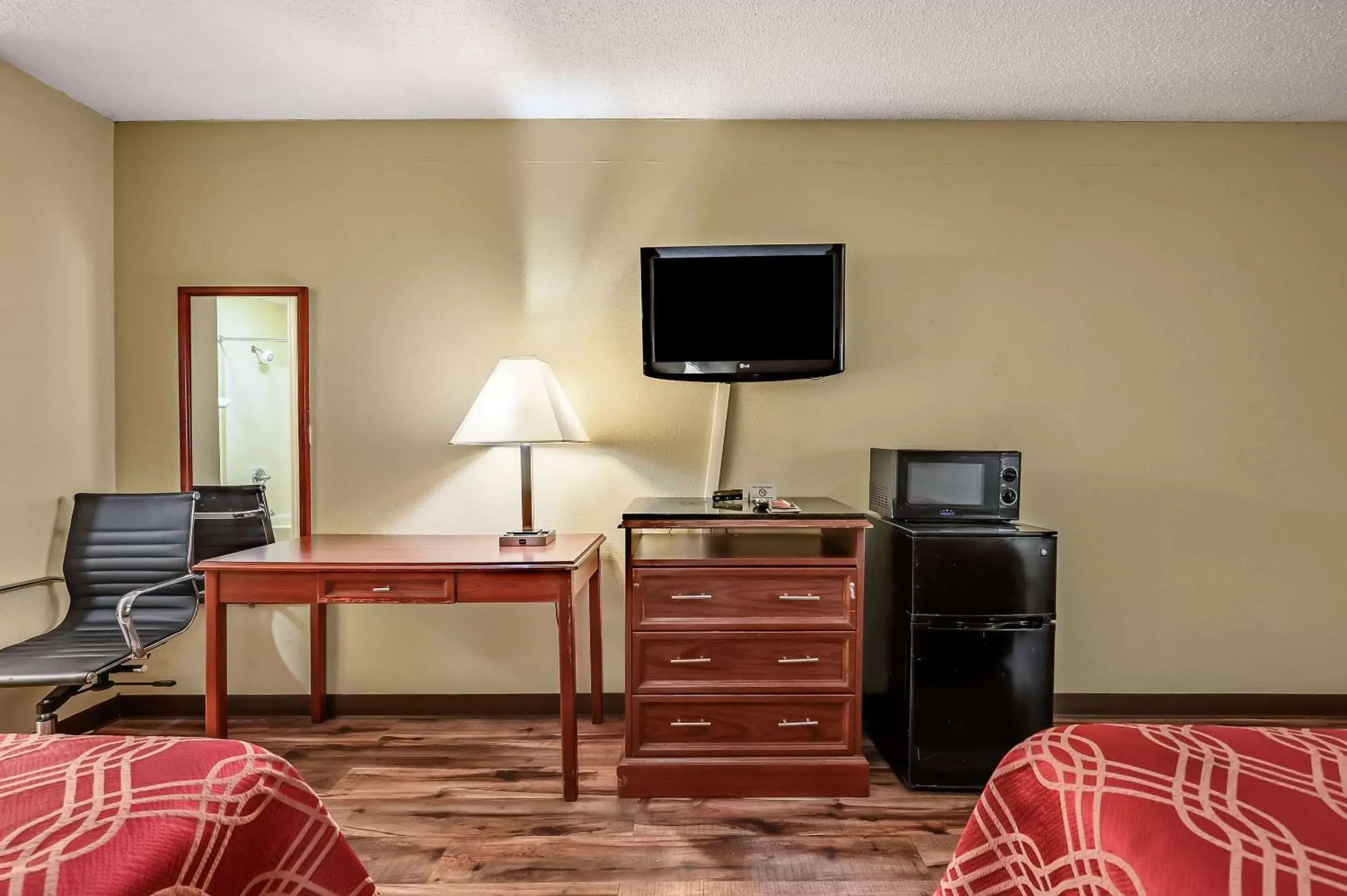 Photo of the whole room, TV/Entertainment Center in Econo Lodge