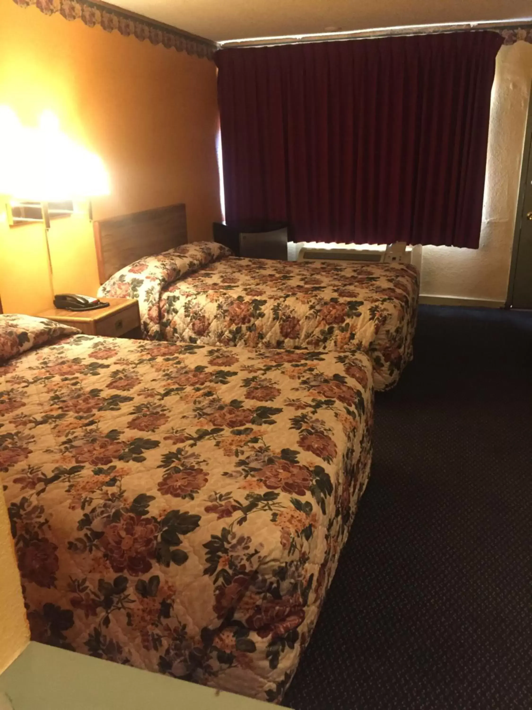 Bed in Camelot Inn