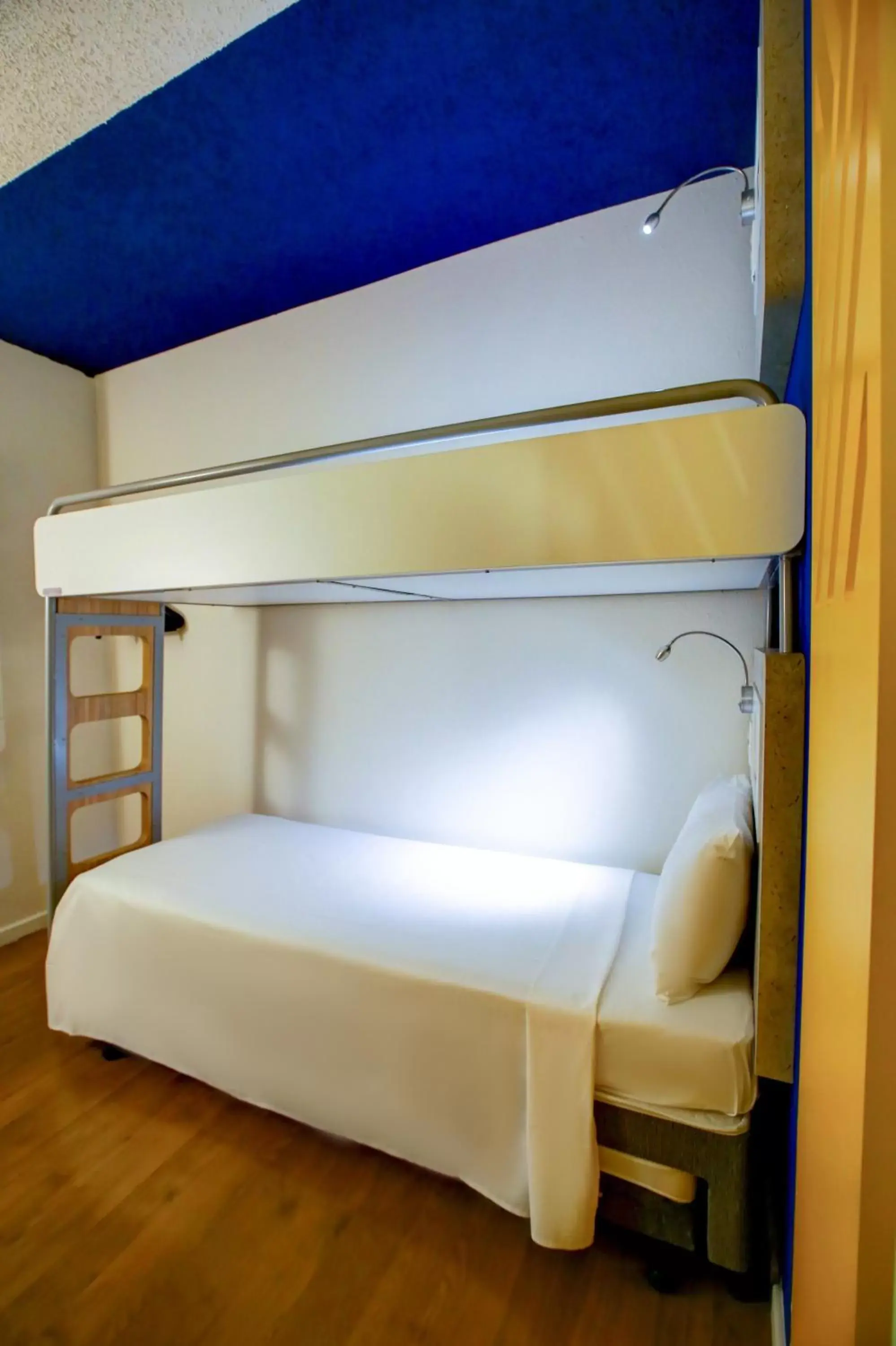 Bedroom, Bunk Bed in ibis budget Tambore