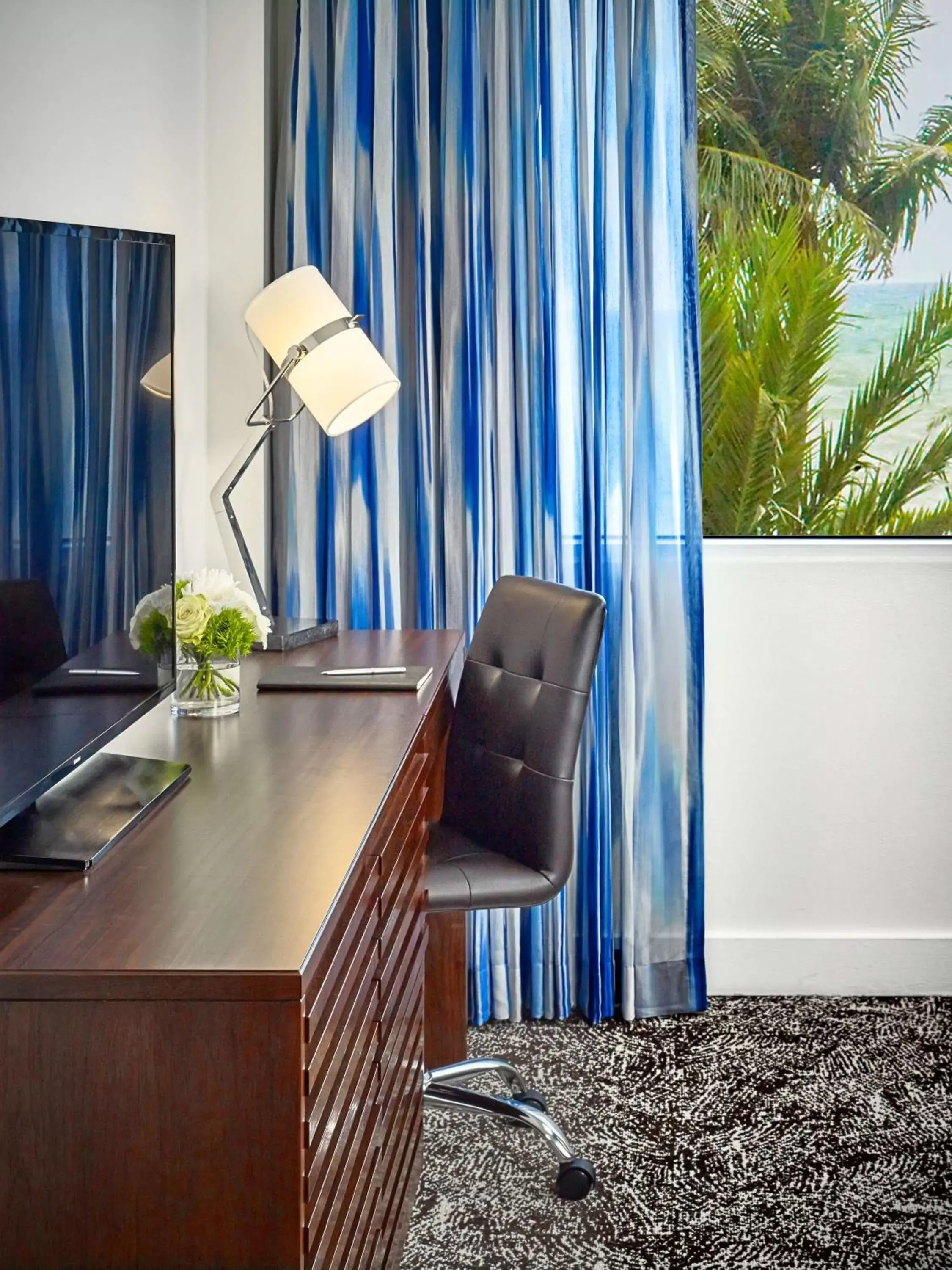 Bedroom, TV/Entertainment Center in Sonesta Fort Lauderdale Beach