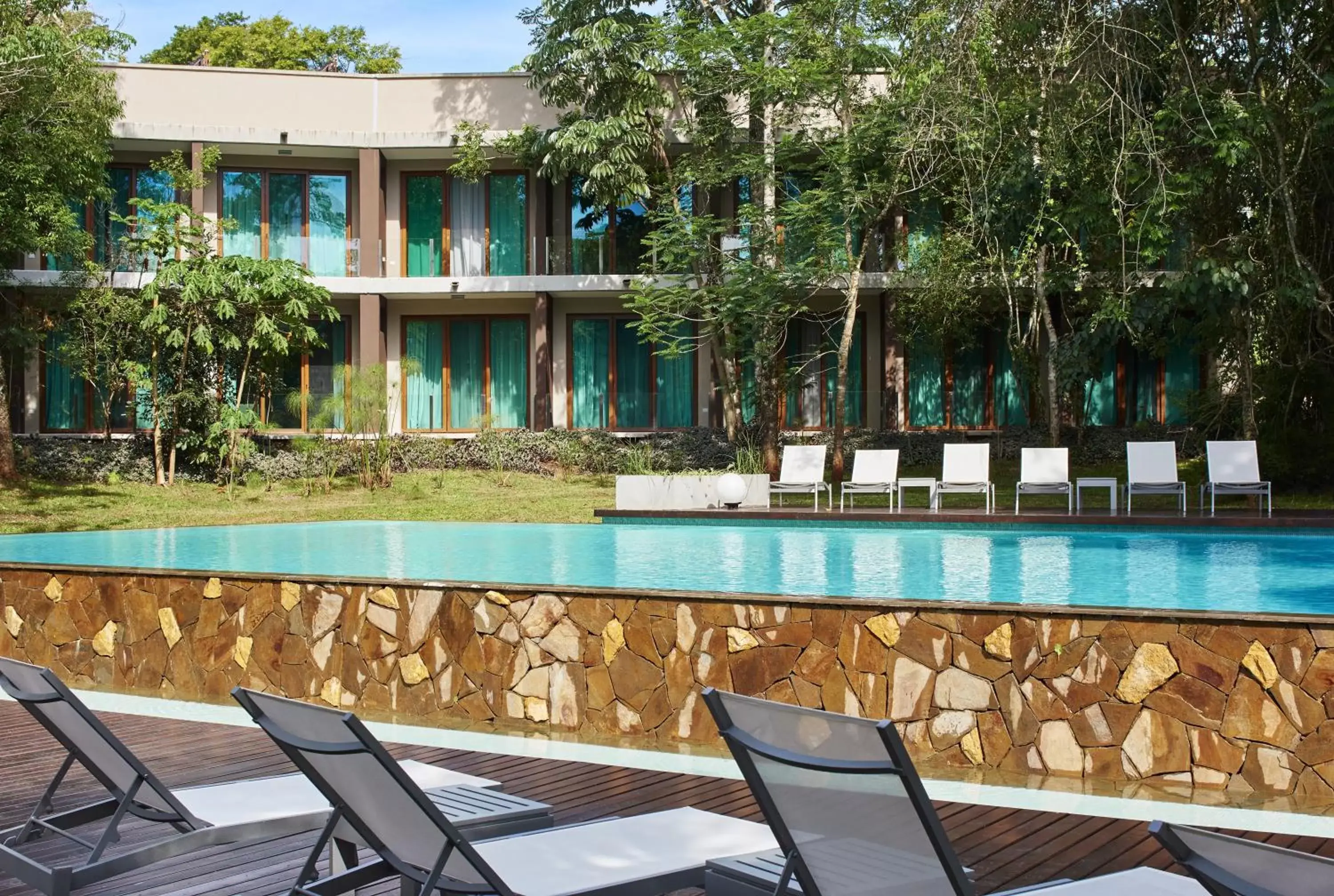 Solarium, Swimming Pool in Mercure Iguazu Hotel Iru