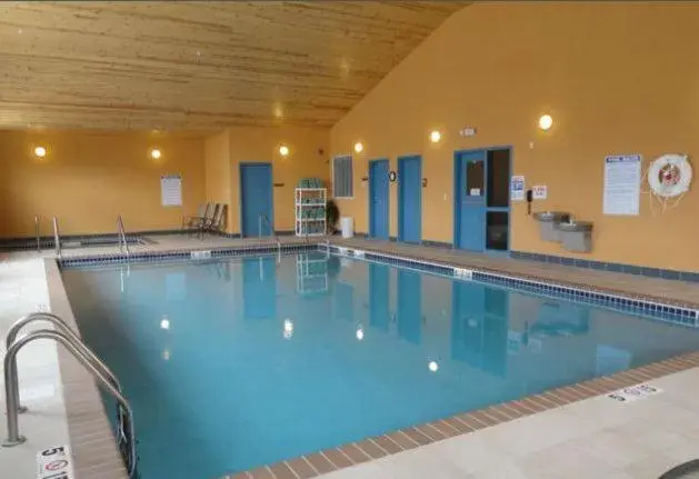 Swimming Pool in Canby Inn and Suites