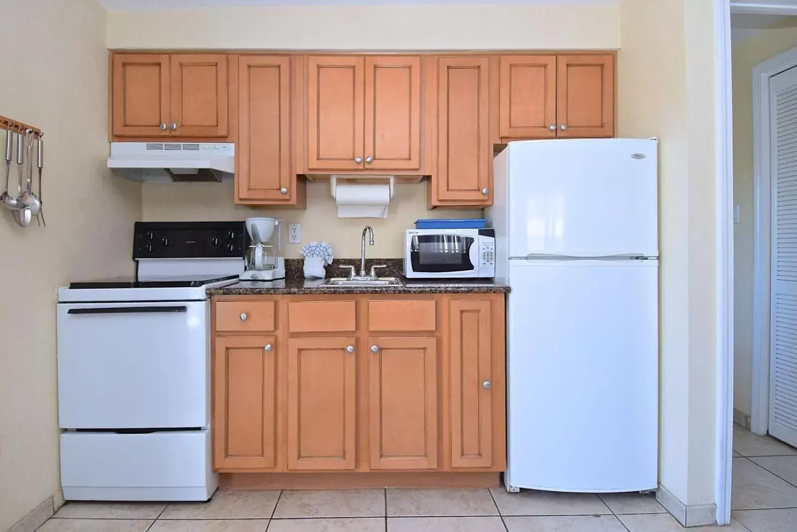 Kitchen or kitchenette, Kitchen/Kitchenette in A Beach Retreat on Casey Key