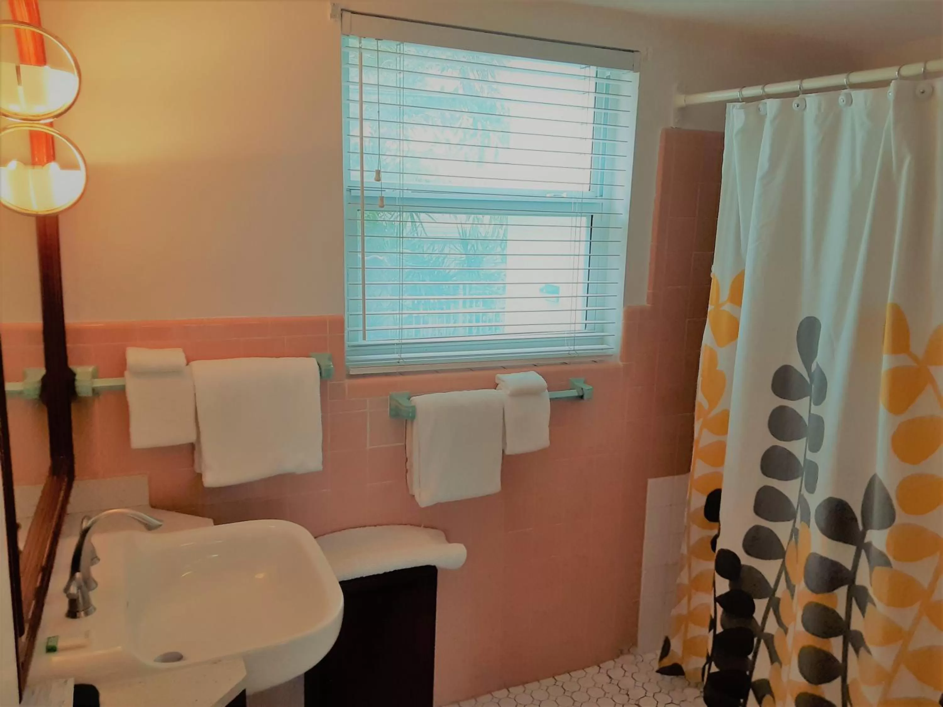 Shower in Manhattan Tower Apartment Hotel