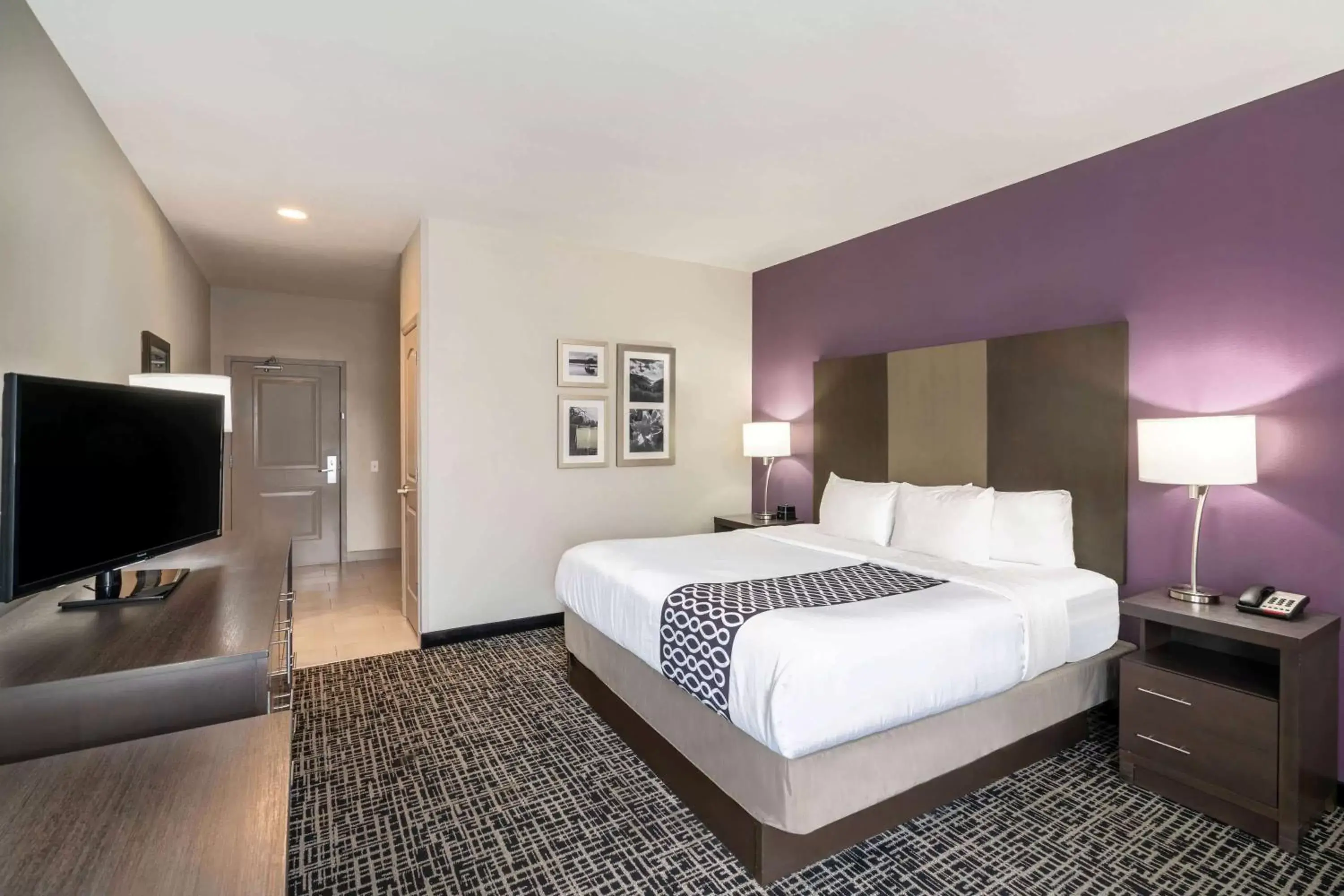 Photo of the whole room, Bed in La Quinta by Wyndham Chattanooga - Lookout Mtn