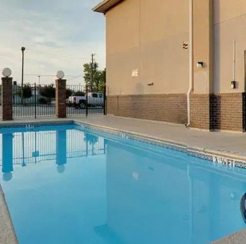 Swimming Pool in Econo Lodge Waynesboro
