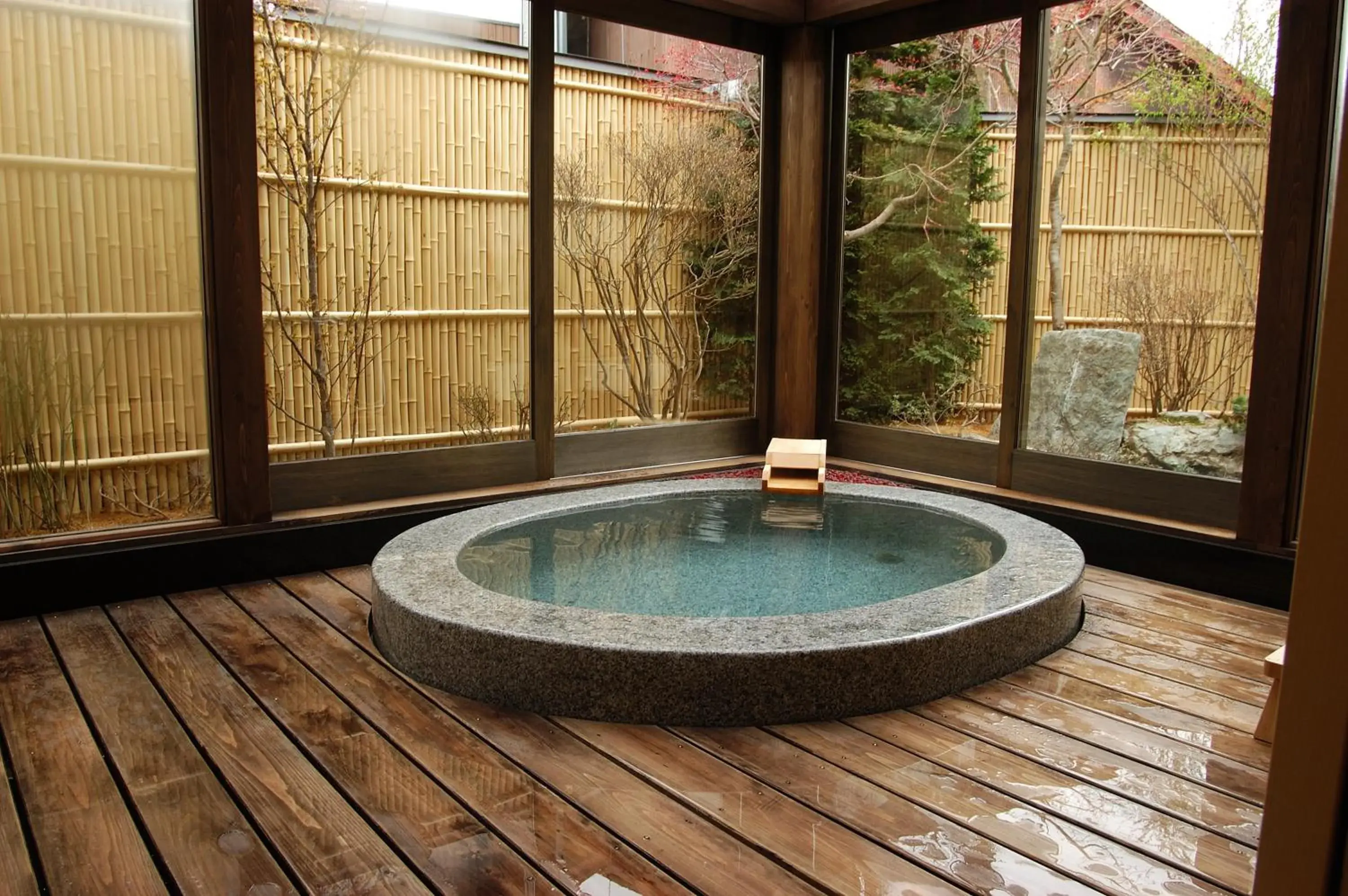 Hot Tub, Swimming Pool in Ryokan Yatsusankan