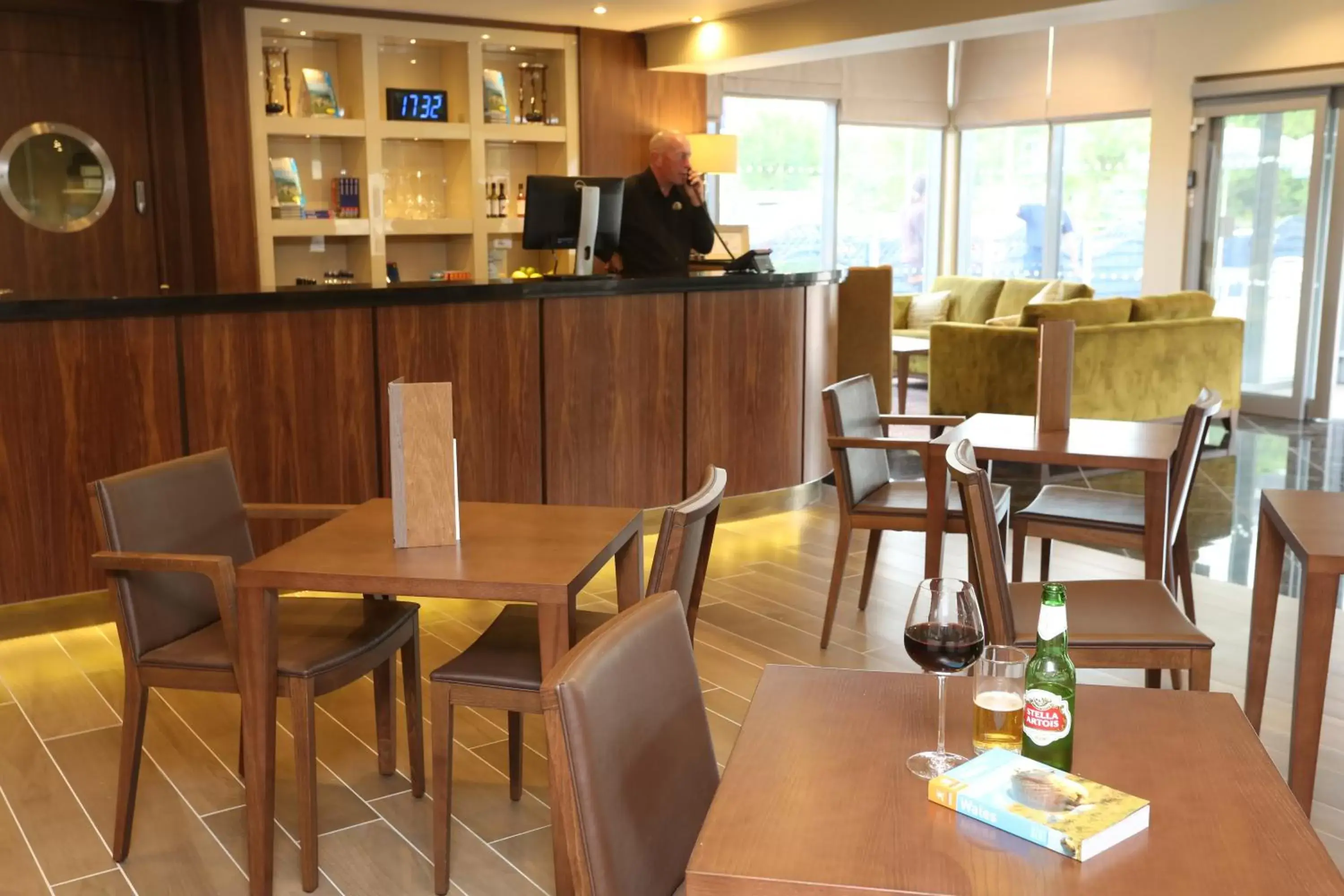 Lobby or reception, Restaurant/Places to Eat in Best Western Pontypool Metro Hotel