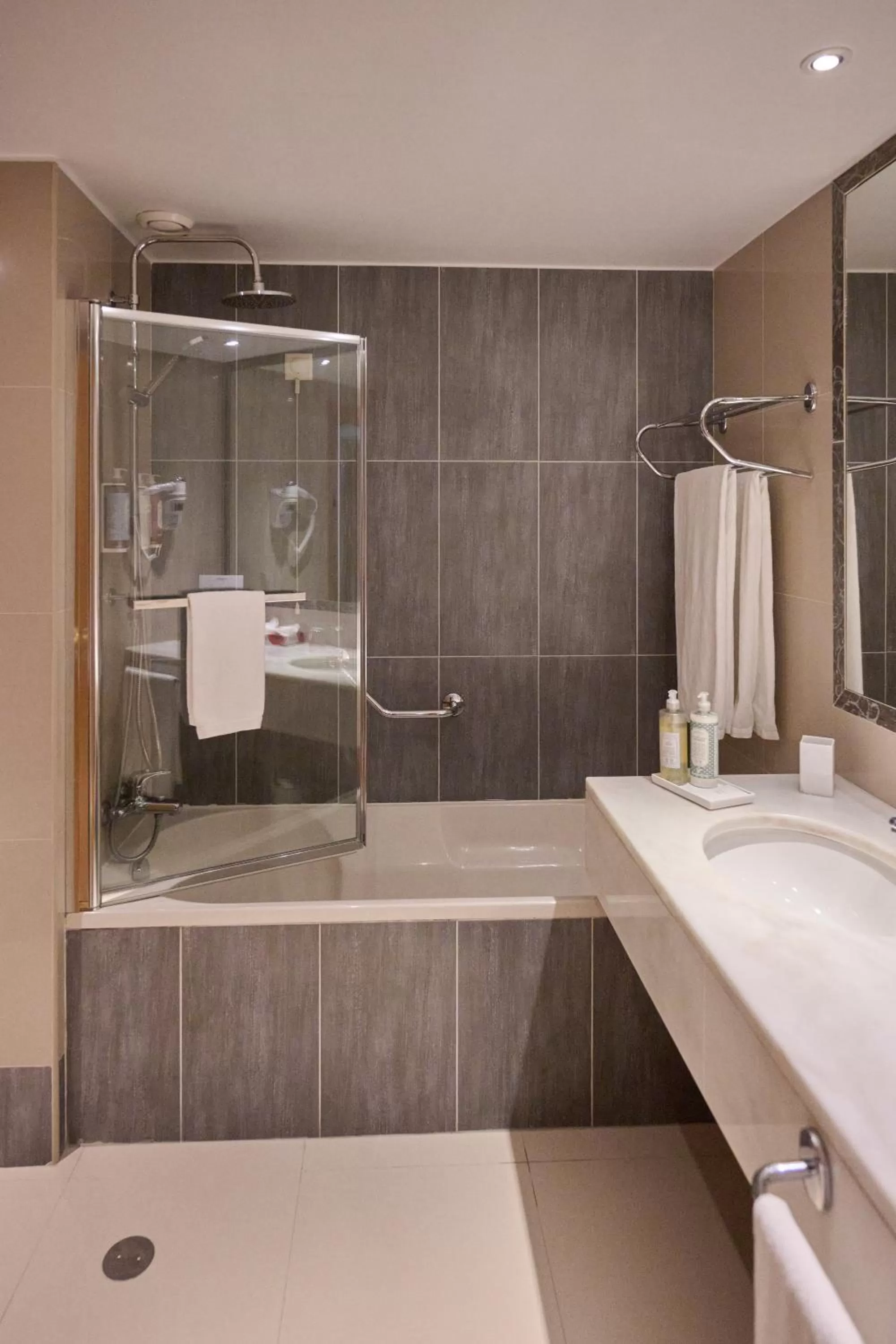 Bathroom in Quintinha Sao Joao Hotel & Spa